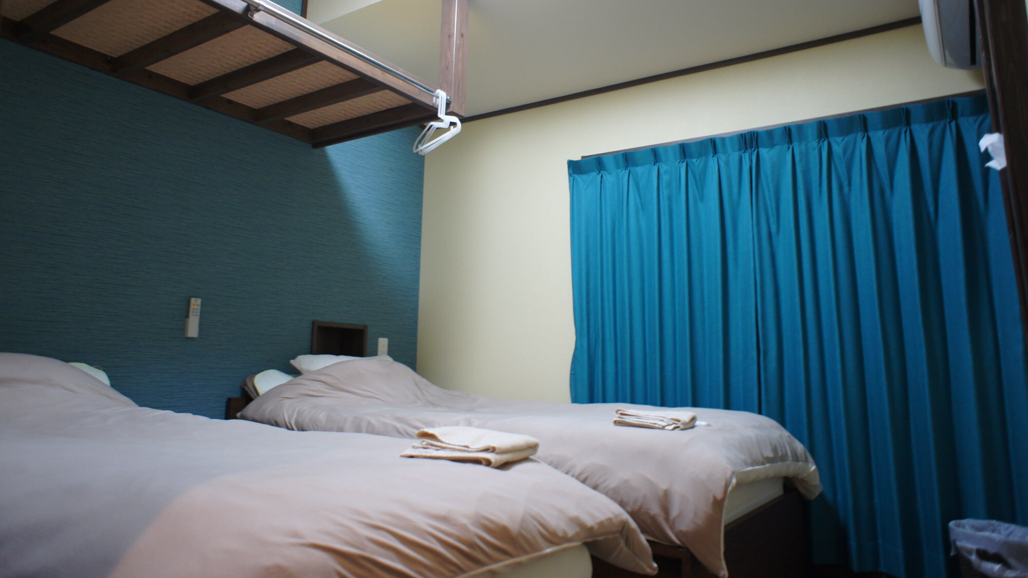 * [Kamar bergaya Barat] Ada dua tempat tidur single. Silakan luangkan waktu dan bersantai.