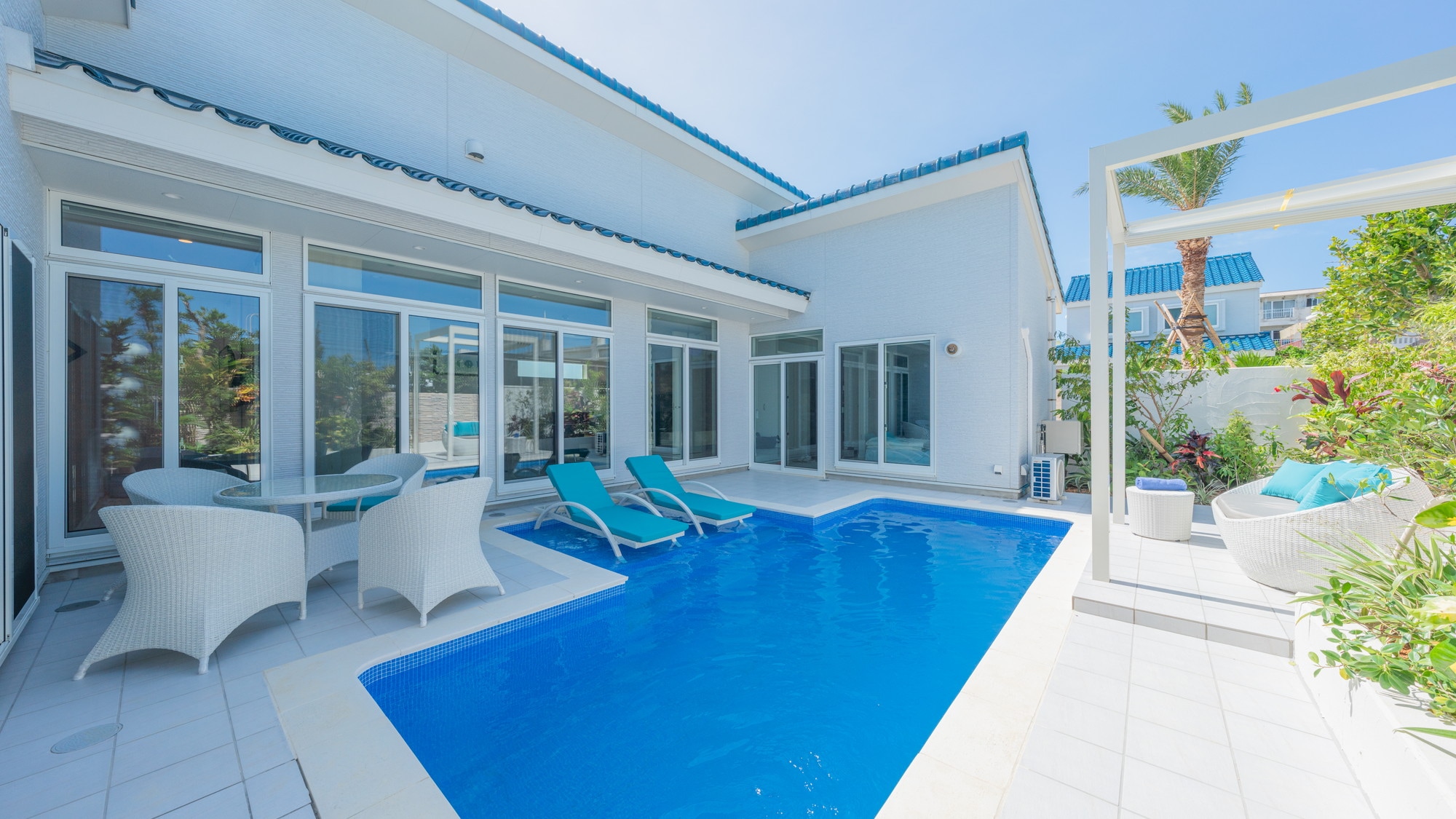 [Common] Each villa has its own outdoor pool for guests' use.