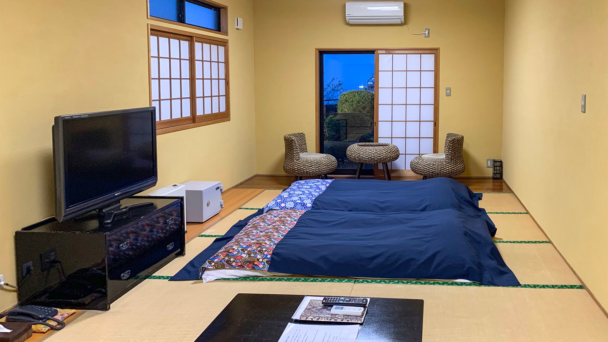・ Please take a rest in a Japanese-style room with an open-air bath.
