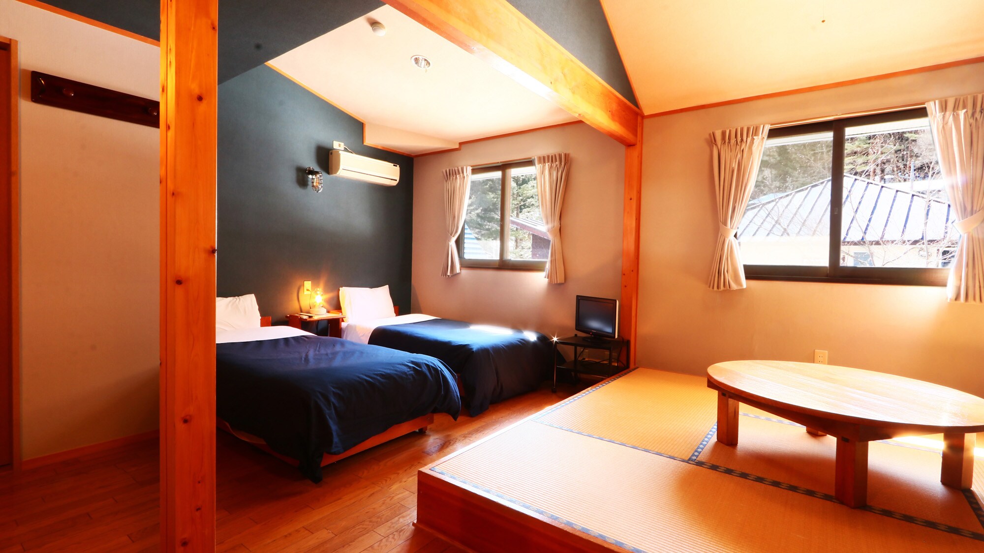 ◆Japanese-Western style room◆Stretch your legs and relax on the tatami mats♪