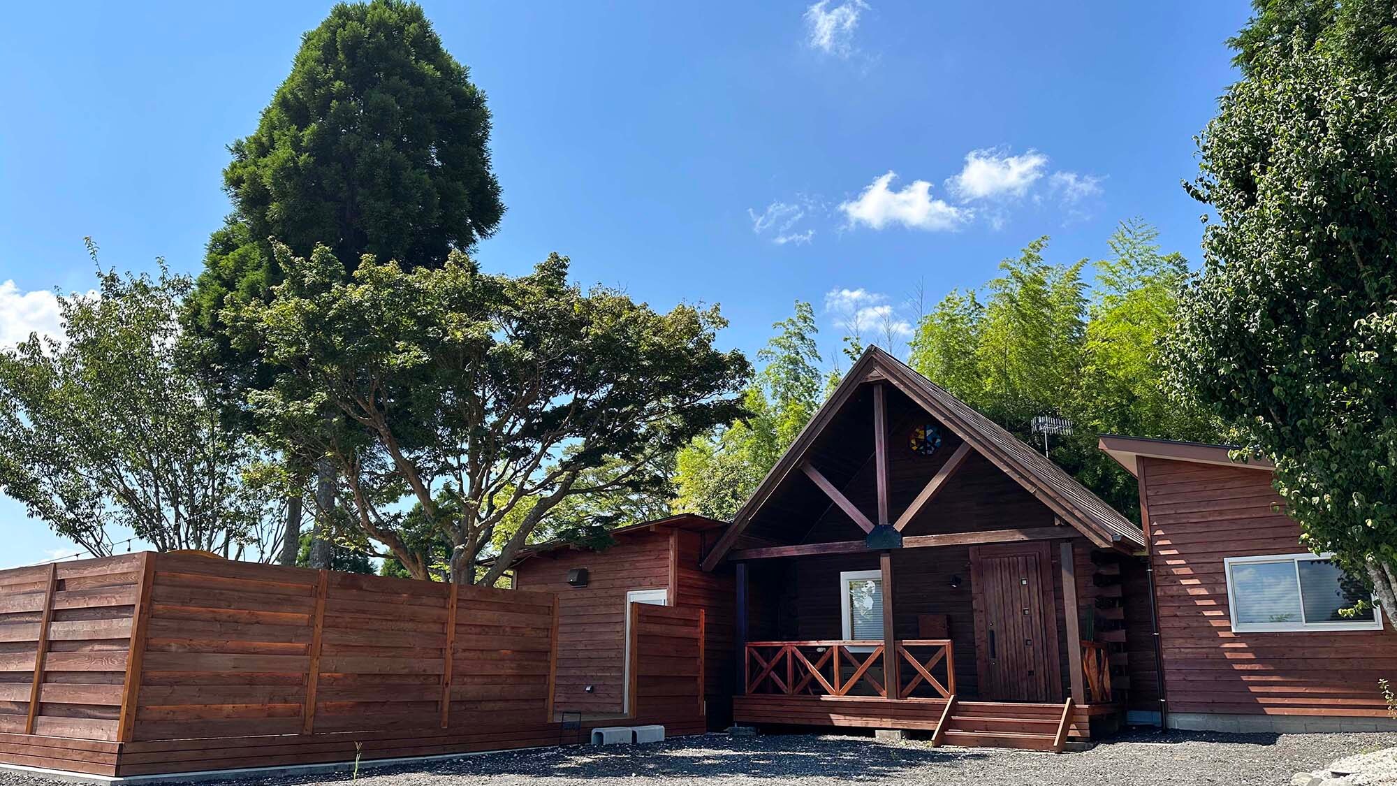 ・[Exterior] A wooden exterior that blends in with nature. Enjoy a relaxing time while feeling the warmth of the wood.