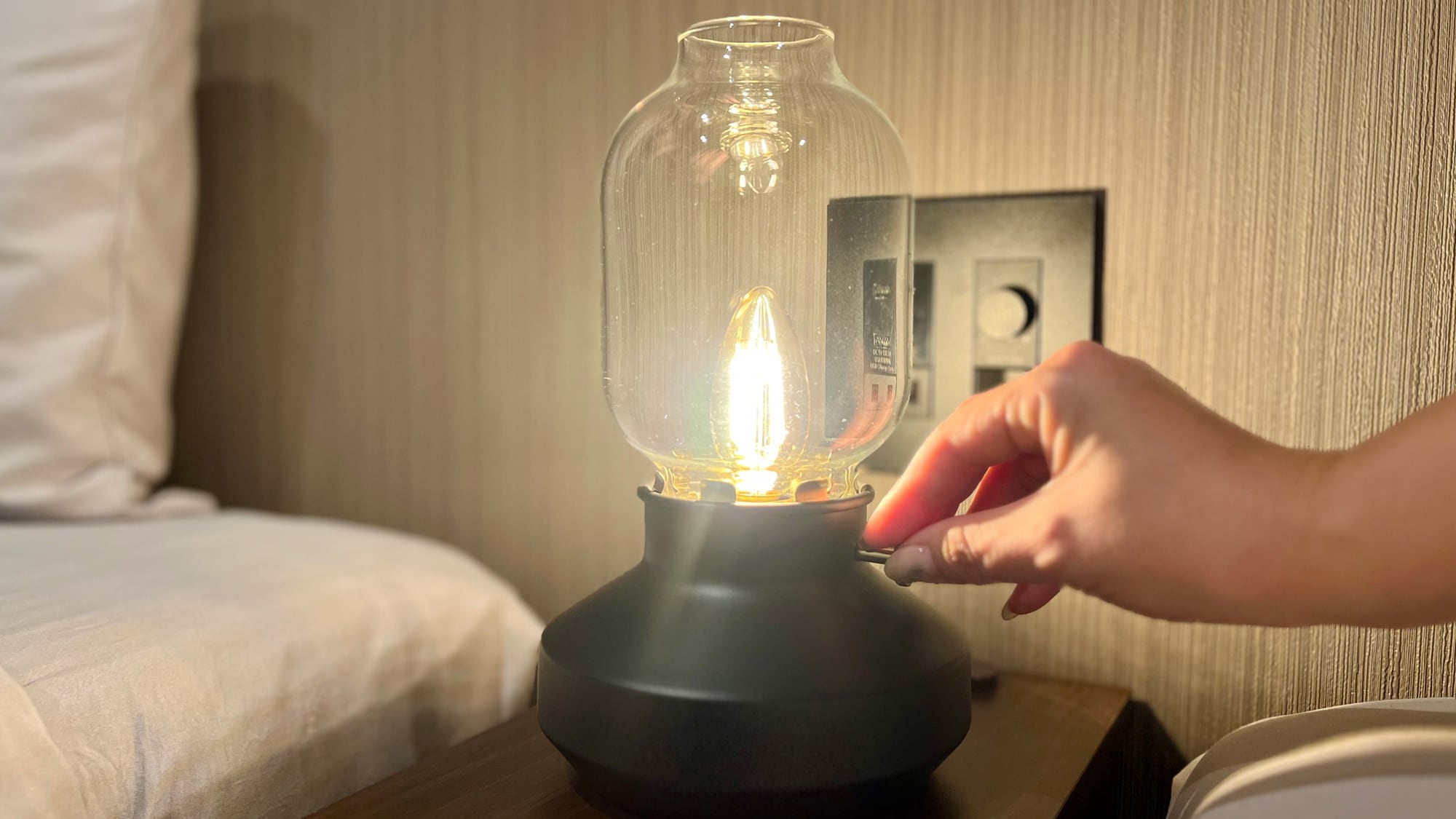 [Room facilities] Adjustable light bed stand