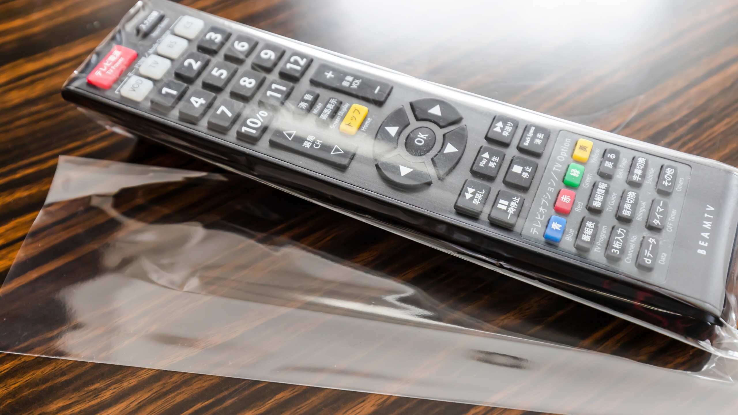 [Remote control TV] Remote control dilengkapi dengan penutup sekali pakai untuk memastikan penggunaan yang higienis.