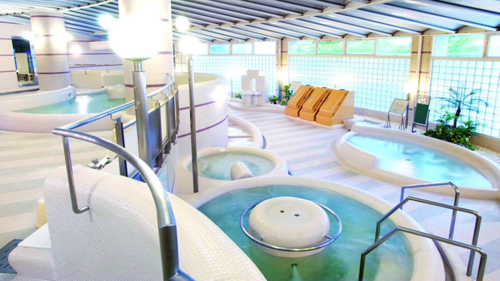 Anda dapat menikmati 5 jenis pemandian dan sauna di pemandian dalam ruangan.