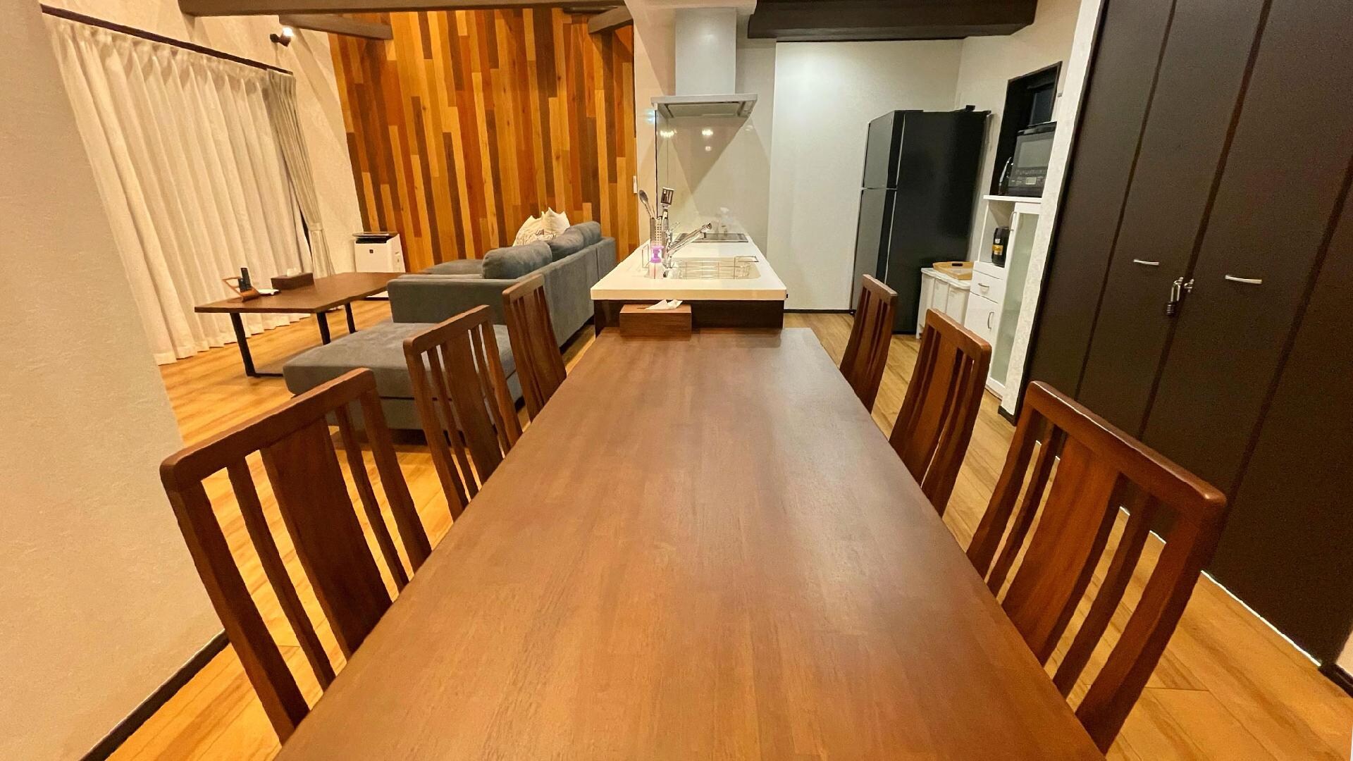 ・Dining: Equipped with a table set for six people, you can enjoy meals with your family and friends.