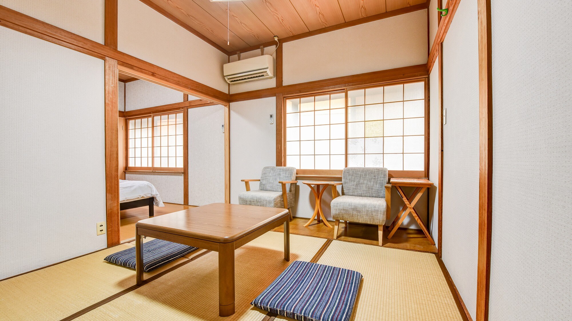 *[Example of guest room: Japanese-Western room] A Japanese-Western room with 8 tatami mats and twin beds.