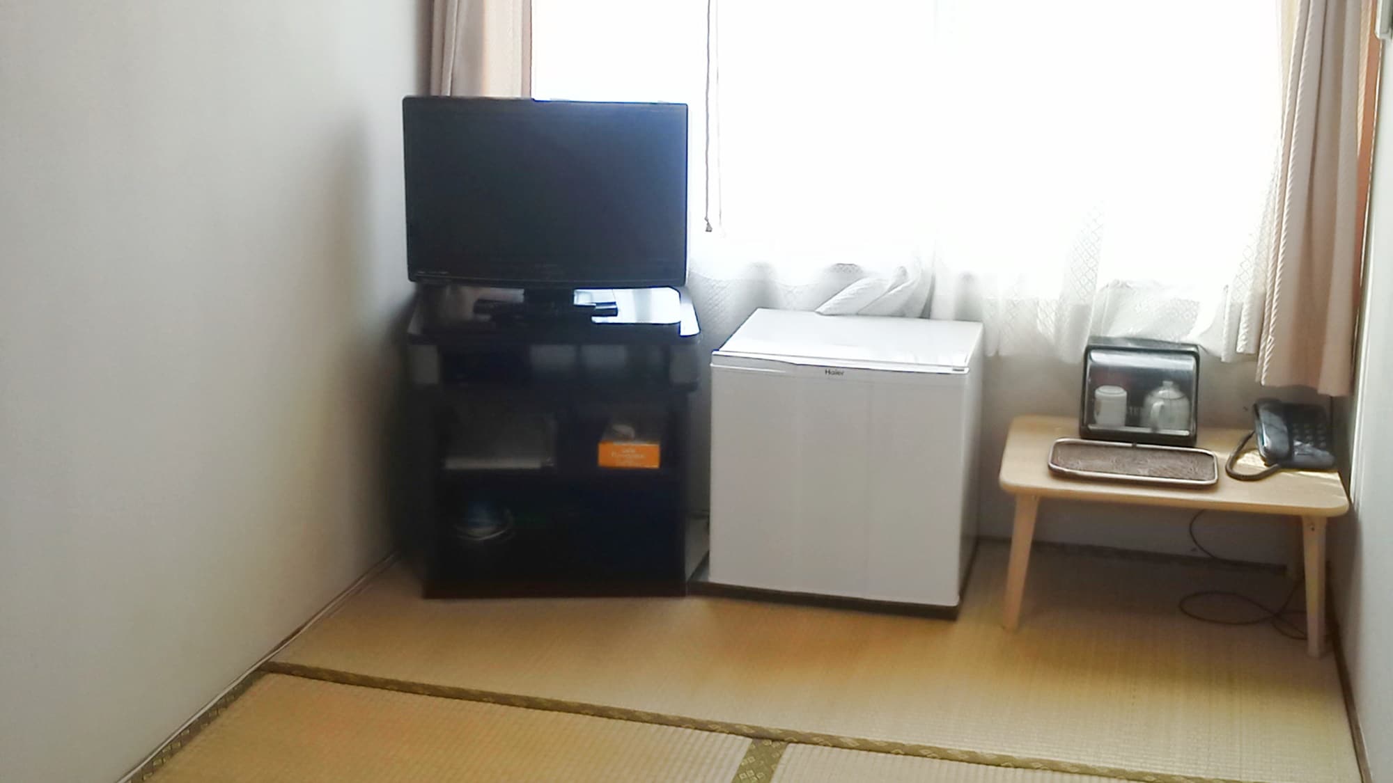 * Japanese-style room (3 tatami mats)