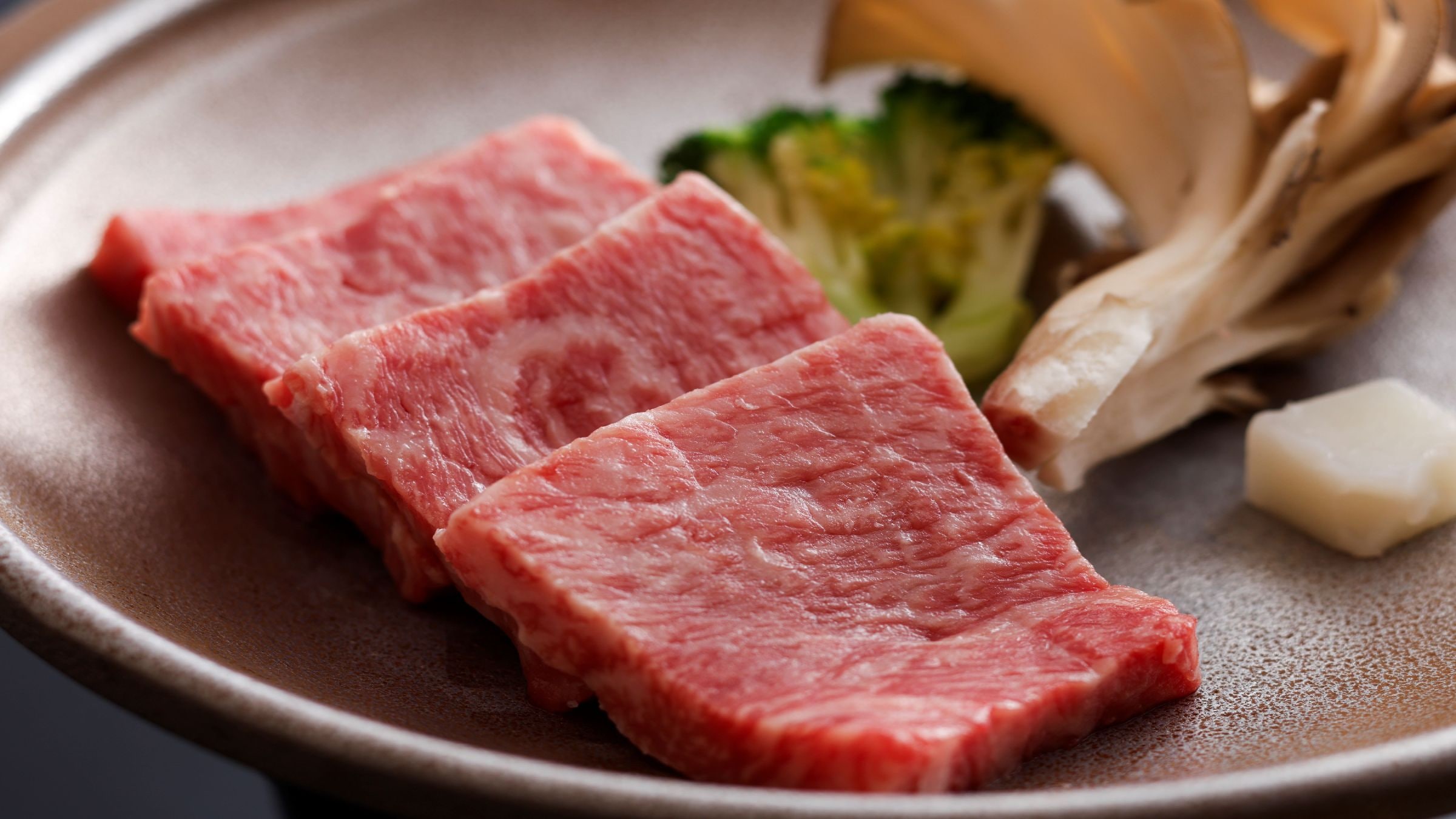 4 slices of Tottori Wagyu beef on a teppanyaki plate