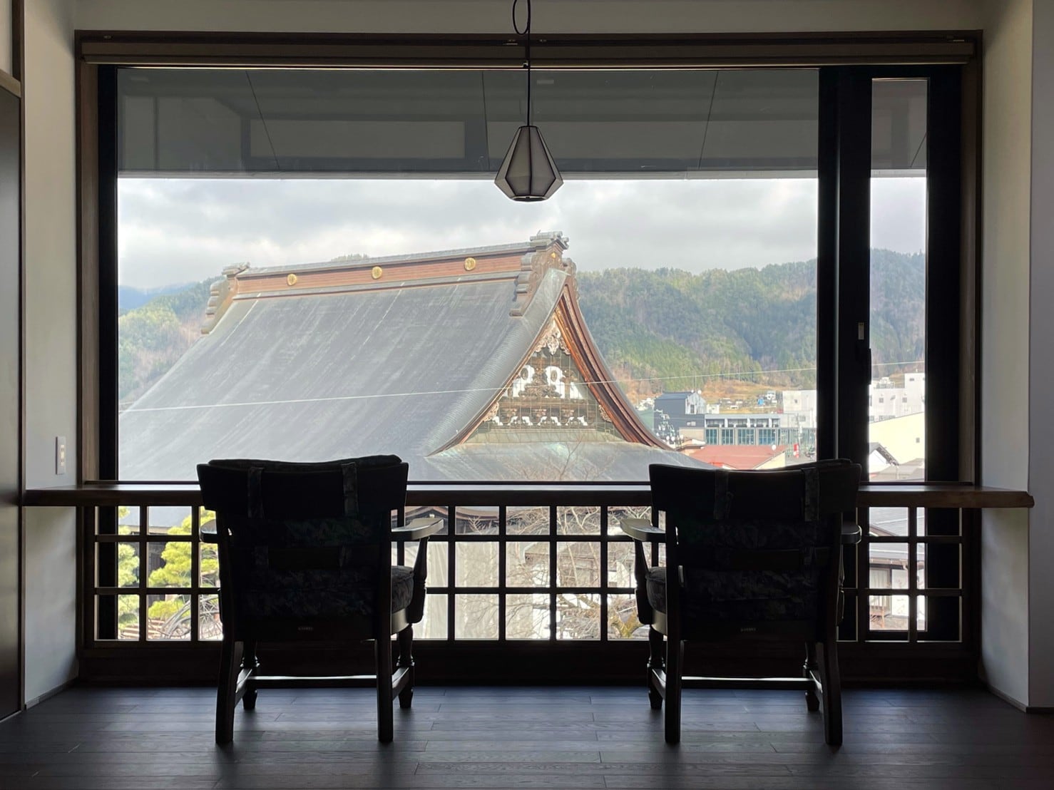 Kuon: Wide veranda