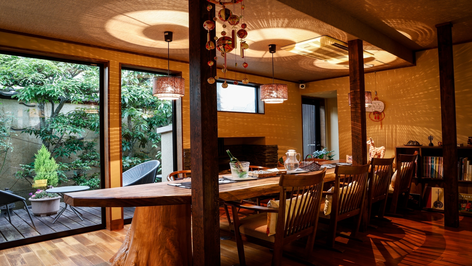 A special lounge (Rokumei Sanso Lounge) available only at Rokumei Sanso, with complimentary drinks.