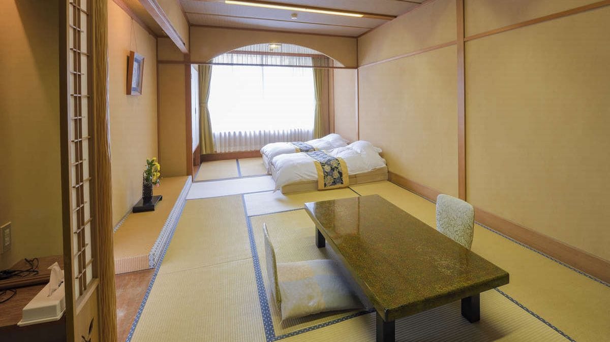The Japanese-style room is 12 tatami mats in size and has a spacious veranda. Meals are served in the room for breakfast and dinner.