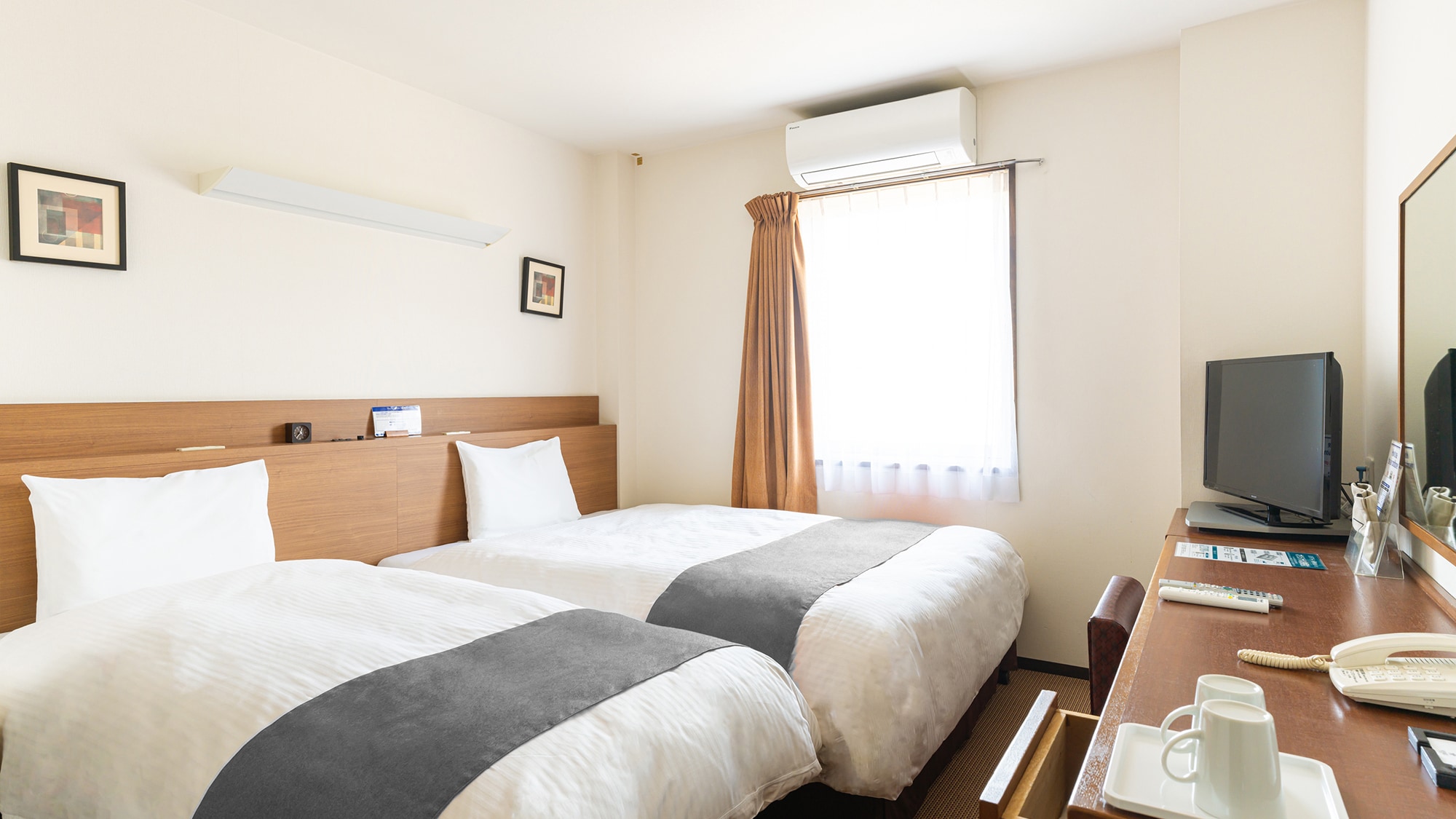 Extra Twin Room: 21 square meters, equipped with a 150cm wide queen bed and a 90cm wide extra bed
