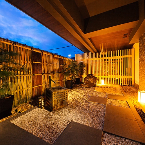 ■Modern rock garden■ Japanese-style room 42 square meters (3 persons) <Japanese garden side>