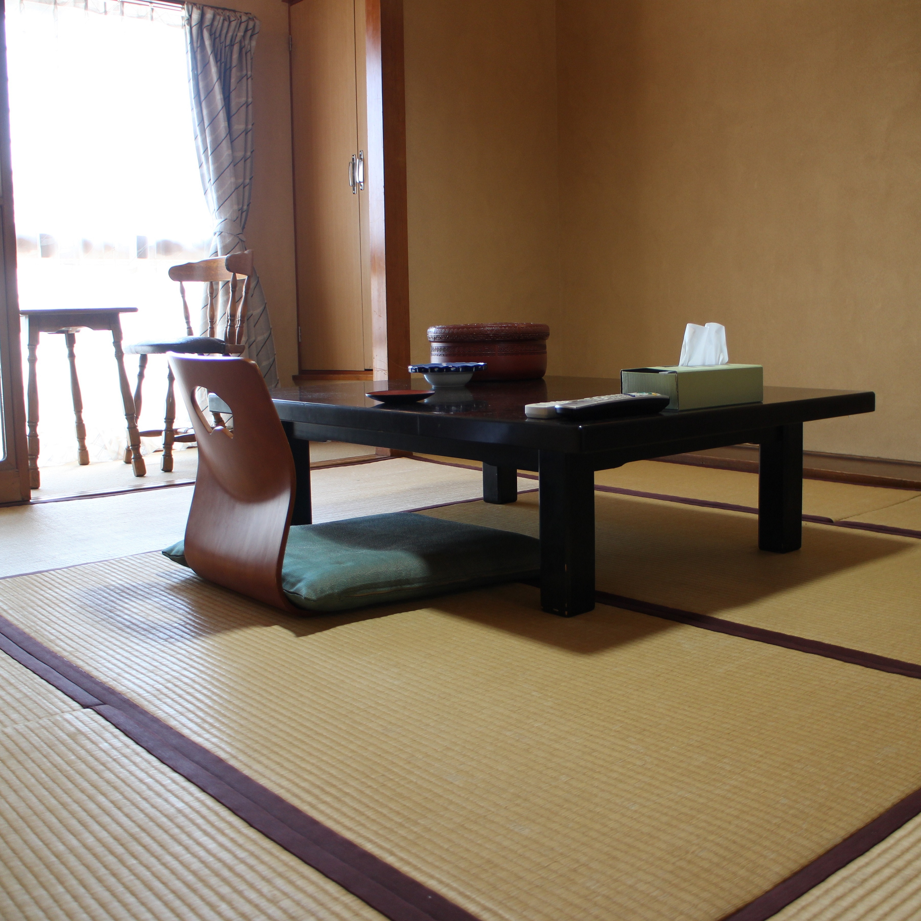 [Phòng khách] Phòng kiểu Nhật 8 chiếu tatami (hút thuốc) Phòng kiểu Nhật rộng rãi được các cặp đôi và du khách đi một mình ưa chuộng. Chúc bạn tận hưởng kỳ nghỉ của mình.