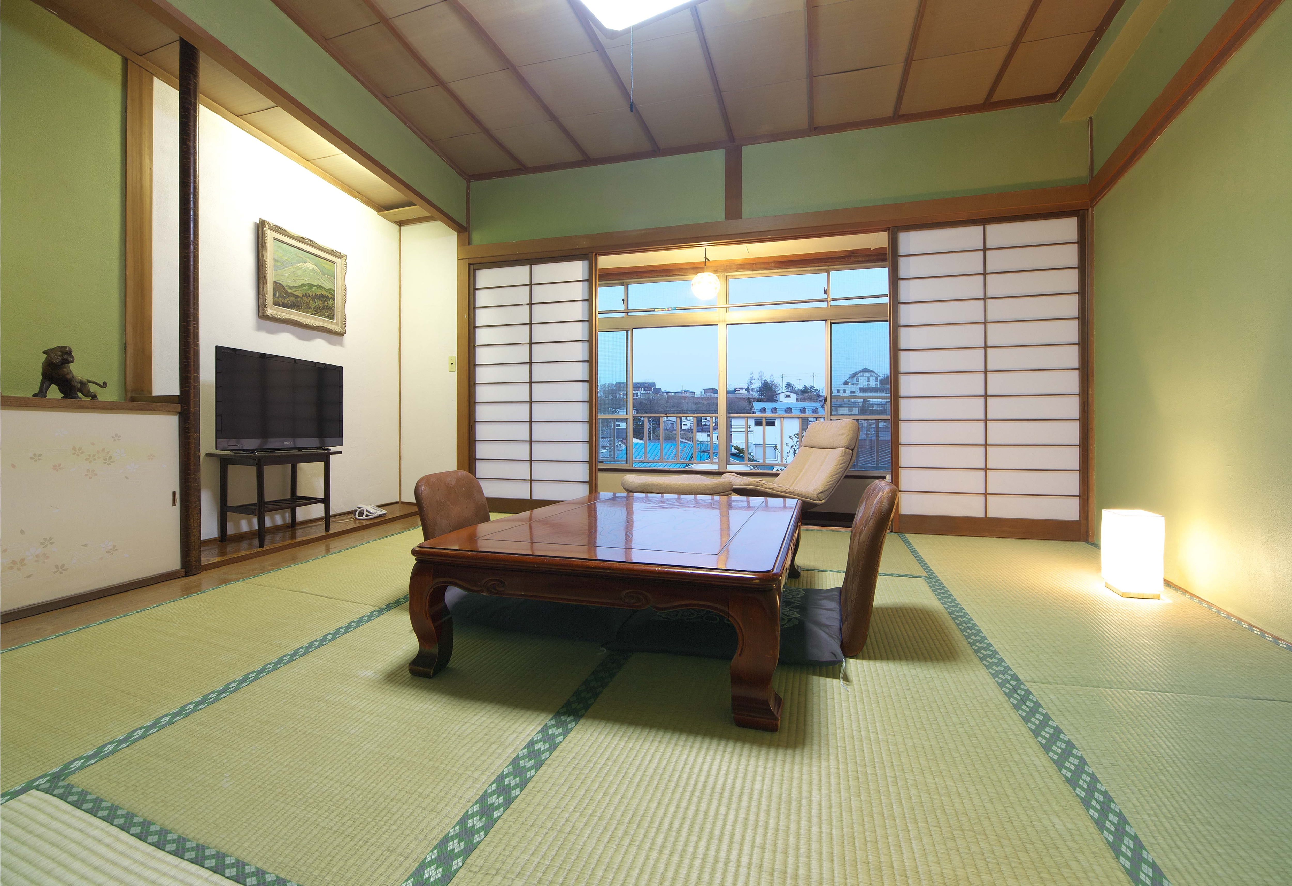 Ruang utama bergaya Jepang (8 tikar tatami + beranda lebar)
