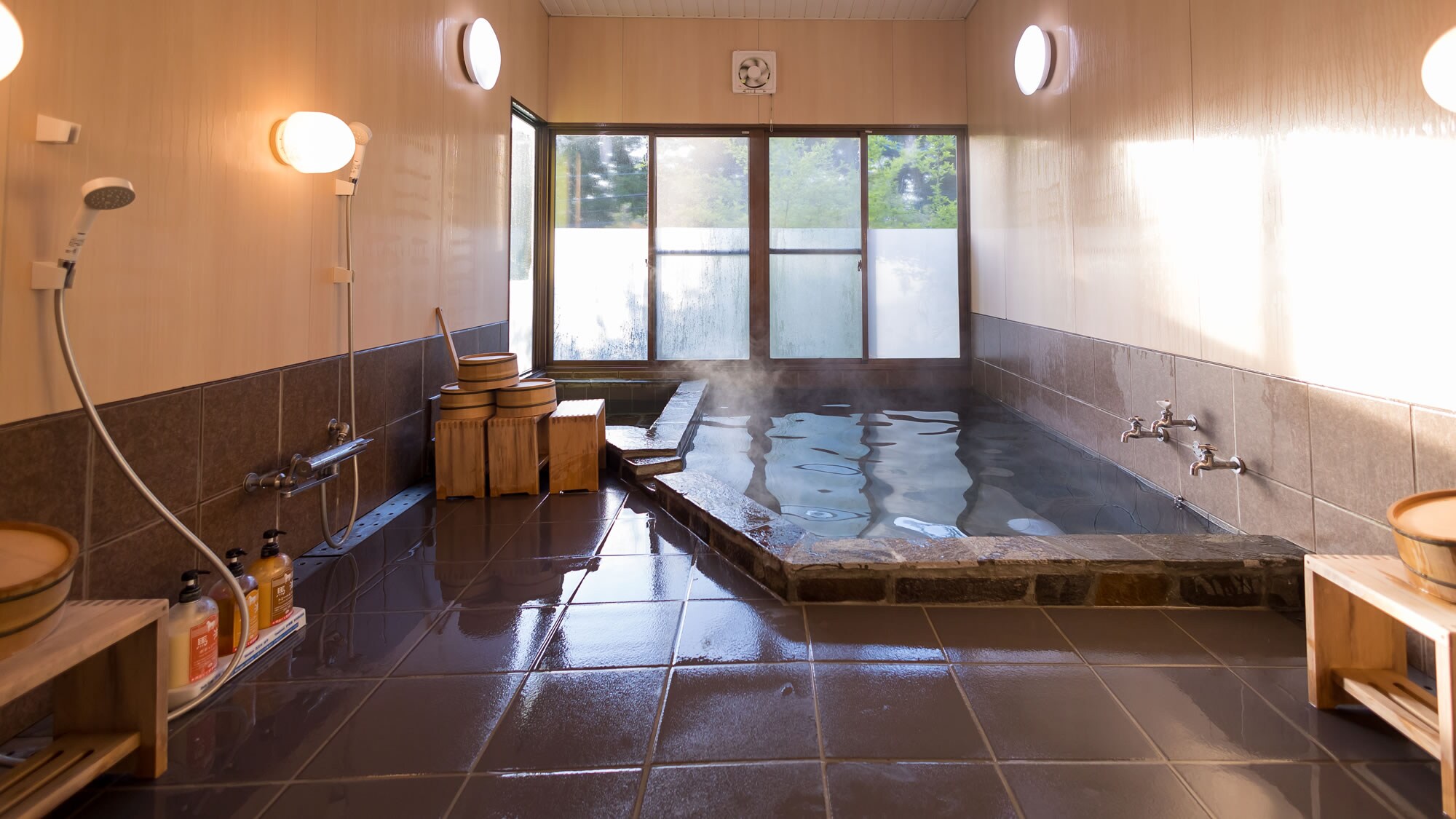 Unlimited use of free-flowing hot spring water during your stay