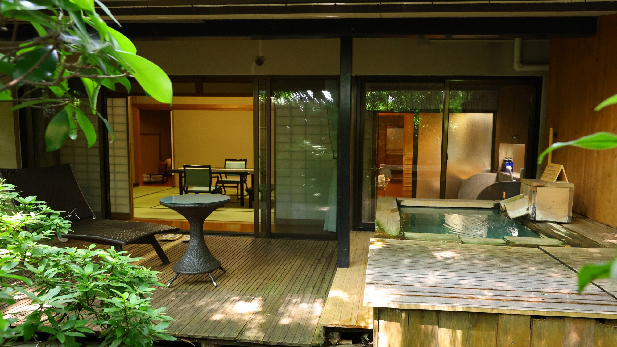 [Main Building] Japanese-Western style rooms with open-air hot spring baths, 70-100 square meters (cypress or stone bath)