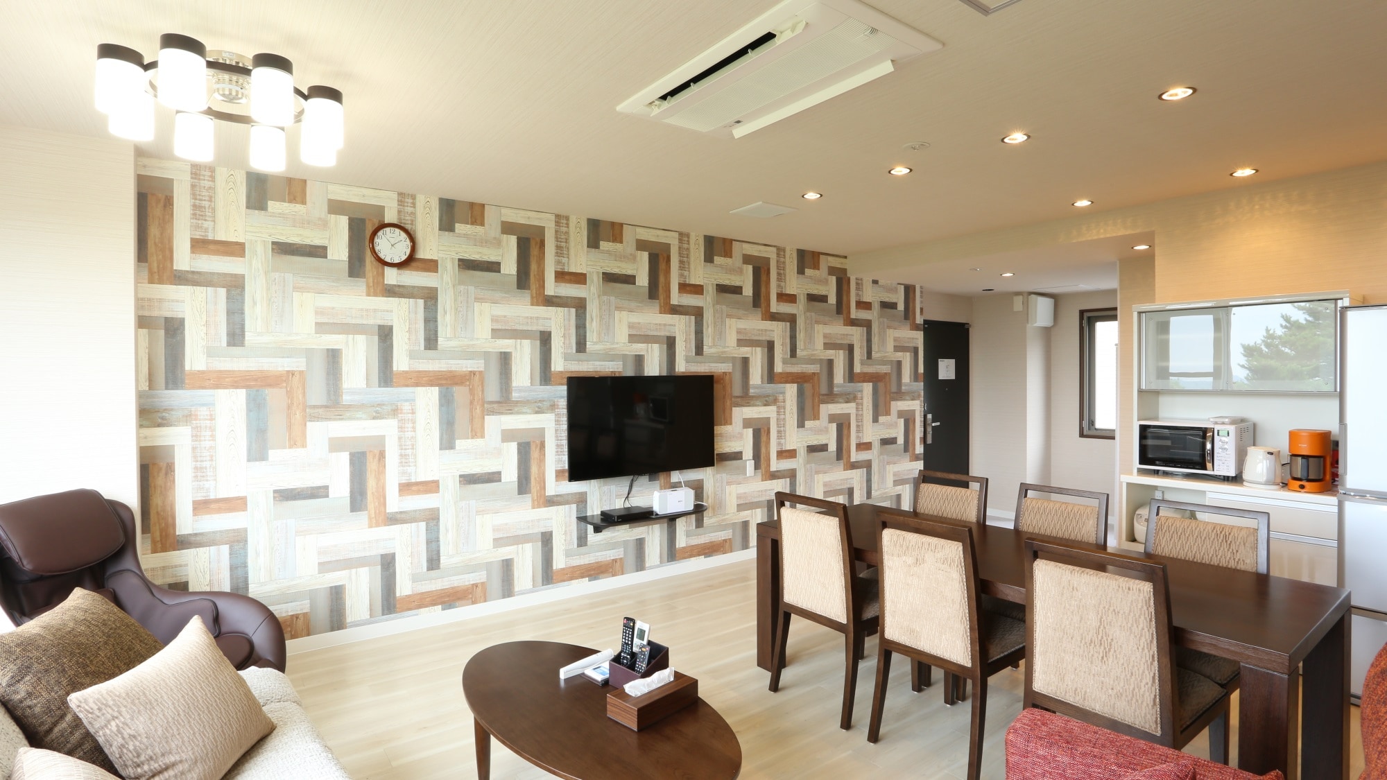 [Example of a Deluxe Room] A popular bright and spacious room.