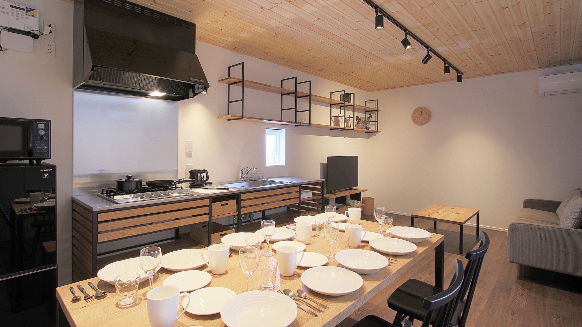 [2nd floor: Living/Dining] Recommended for group trips as there are plenty of tableware!
