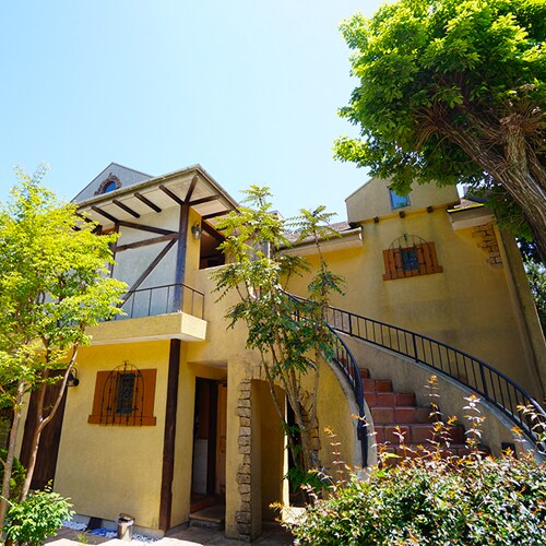 * Nhà phụ Stone House