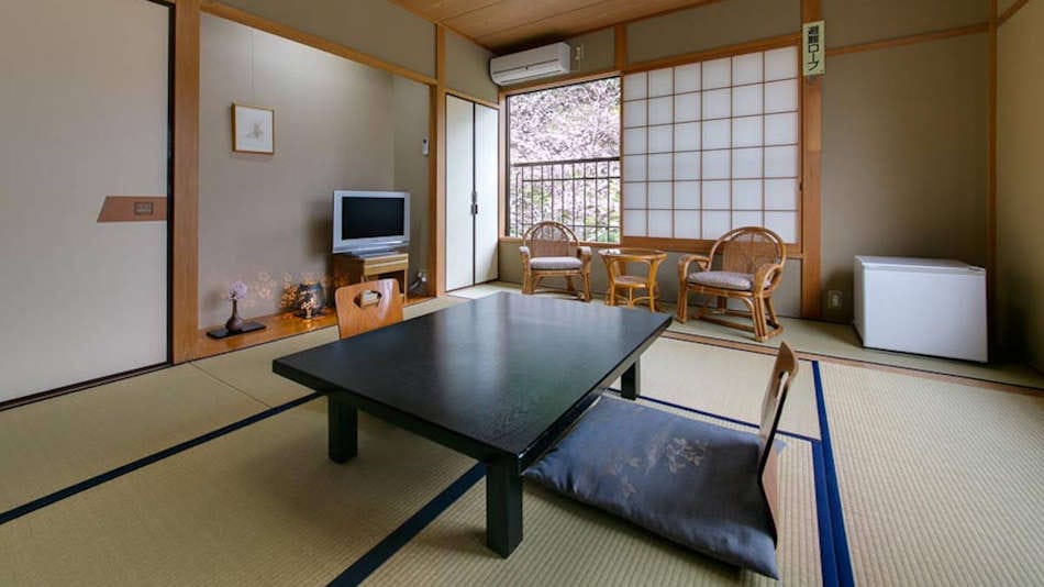 Relaxing Japanese-style room with 10 tatami mats