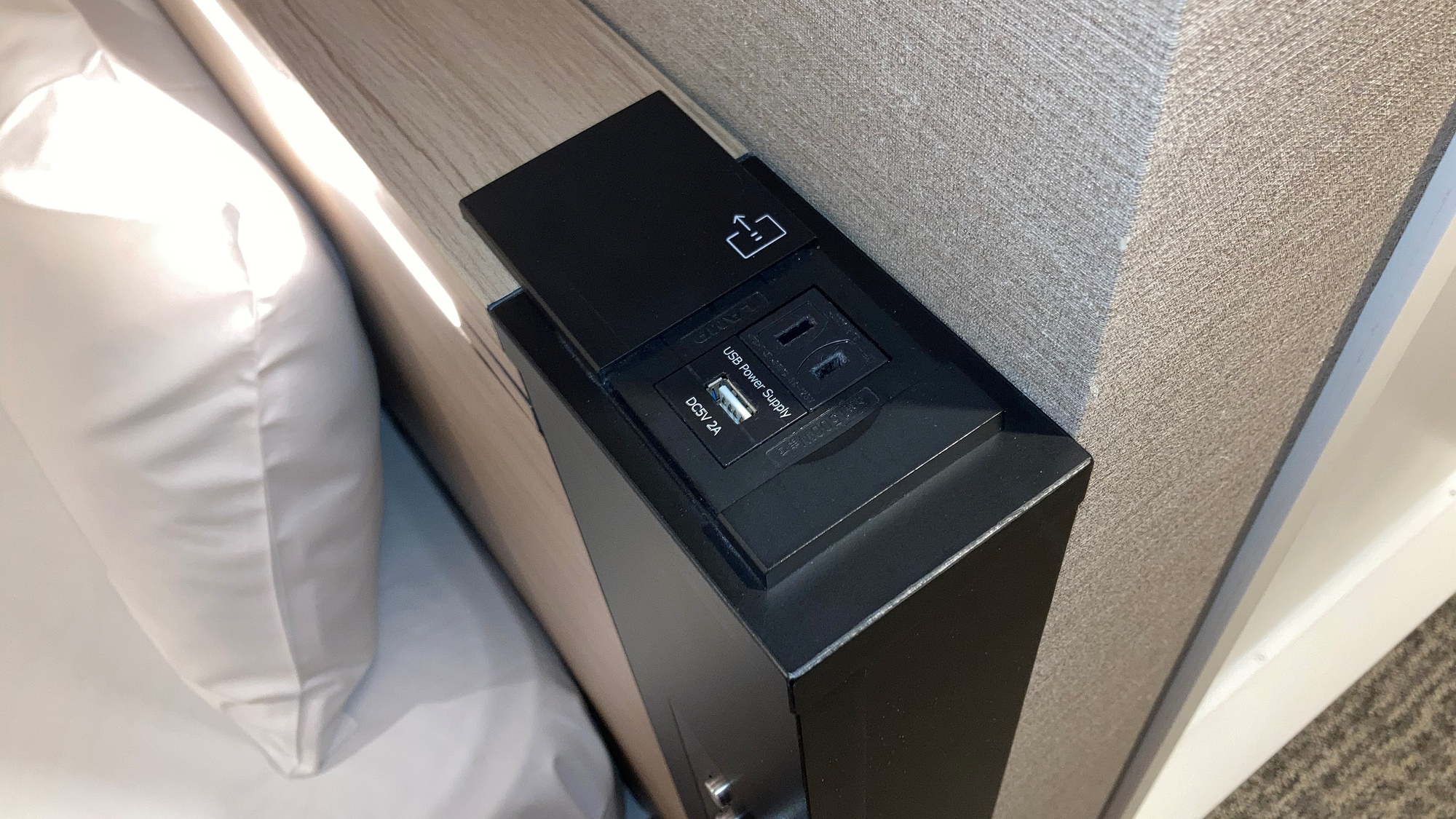 Dilengkapi dengan port USB yang nyaman di samping tempat tidur