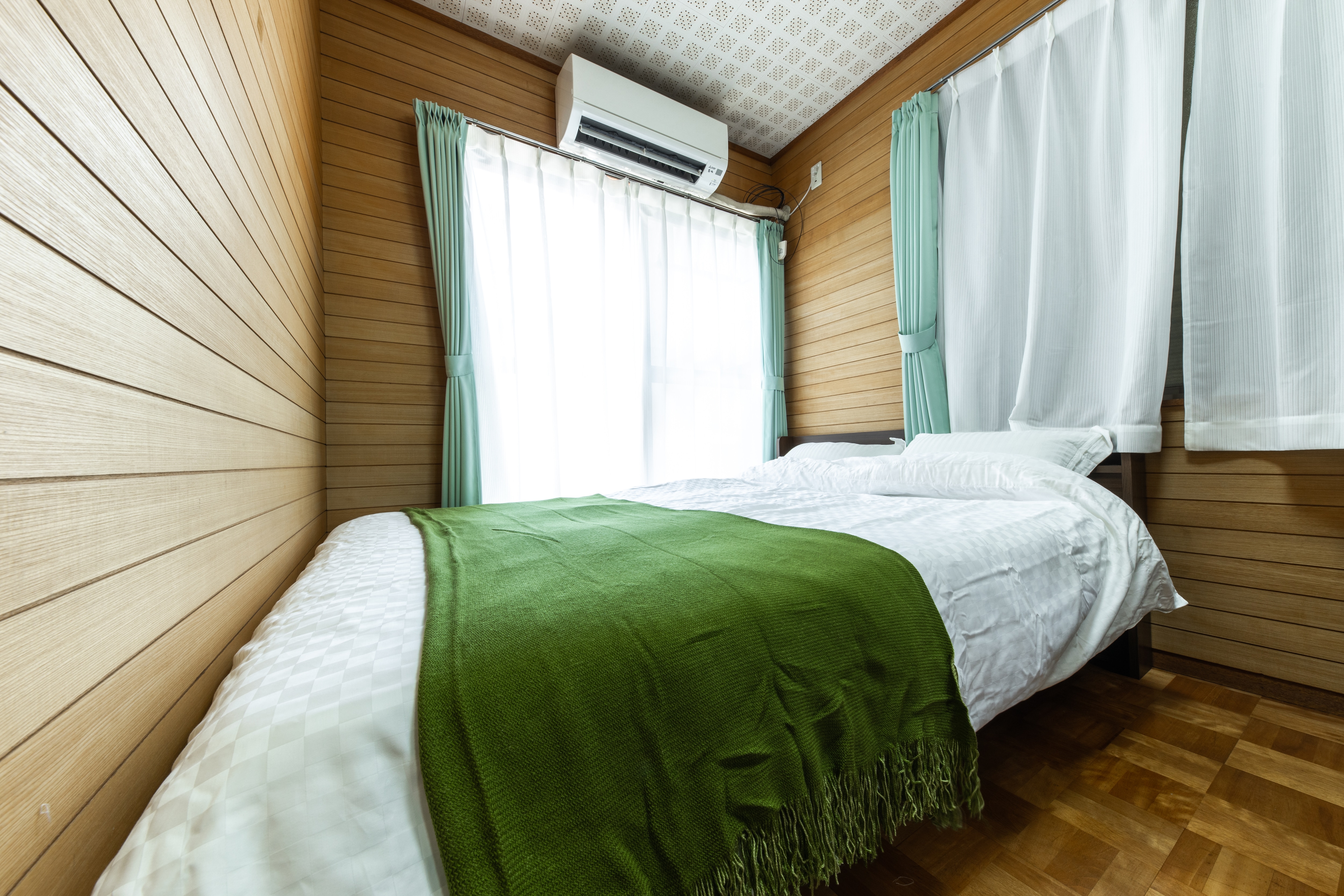 Bedroom (2nd floor)