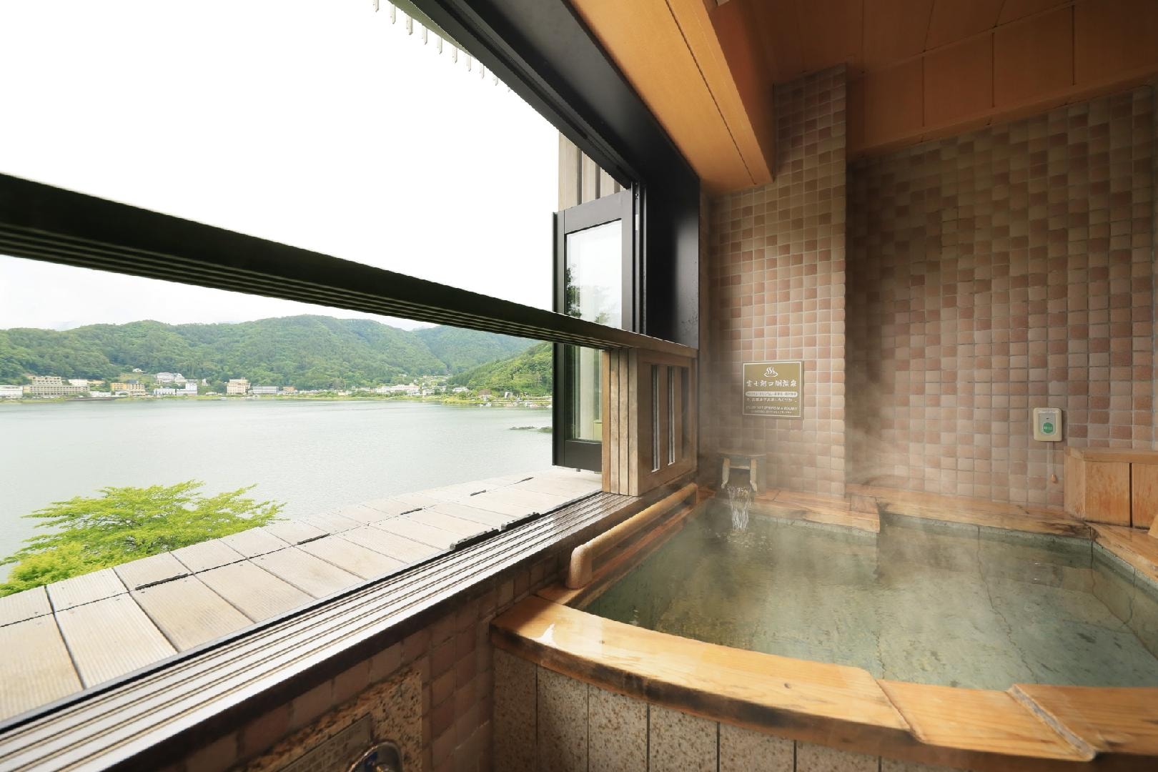 [East Wing] Comfort room with open-air bath on Lake Kawaguchi side [Non-smoking]