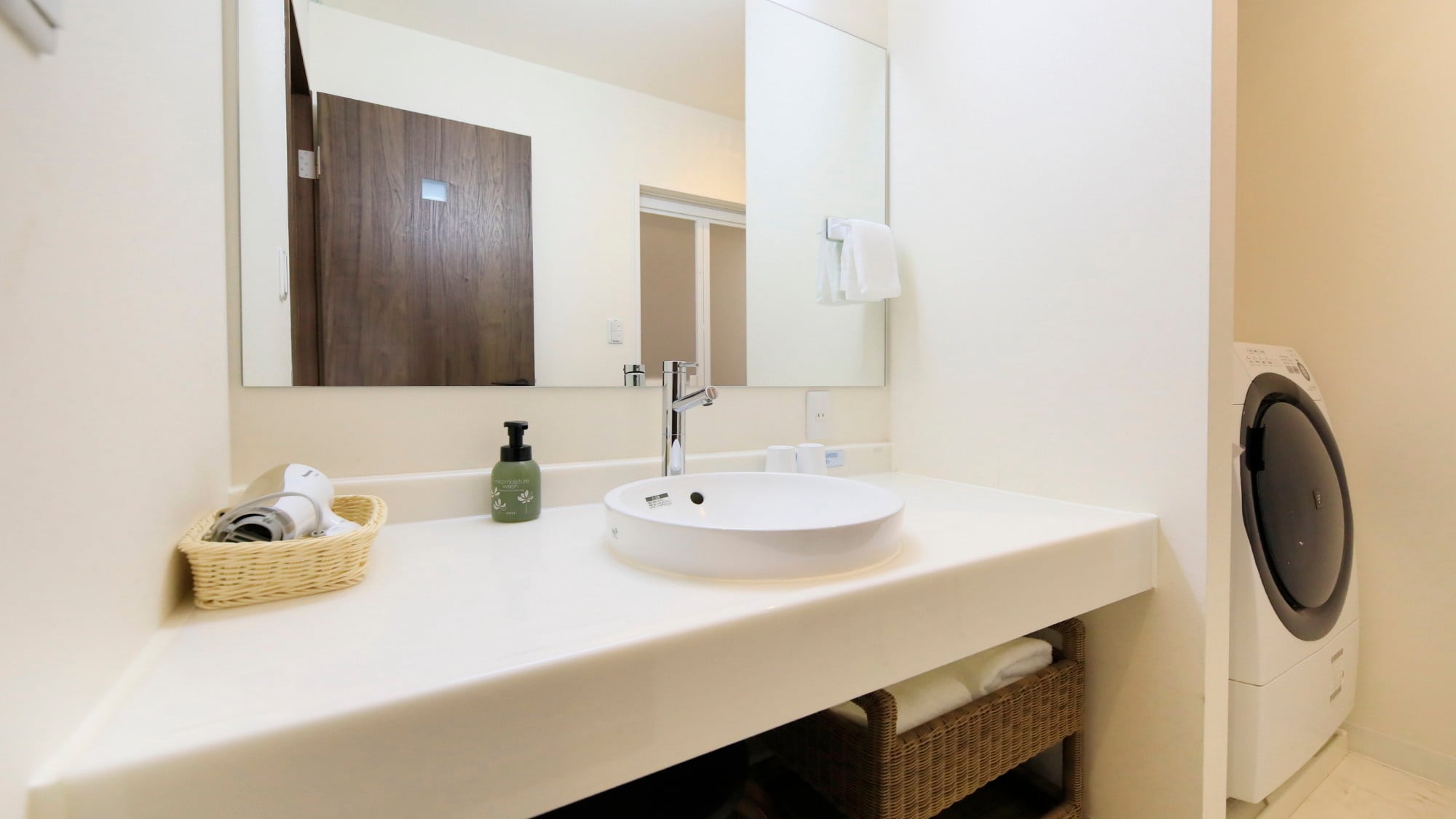 [Example of guest room facilities] A large wash basin makes your stay feel like a home. A washing machine is also provided.