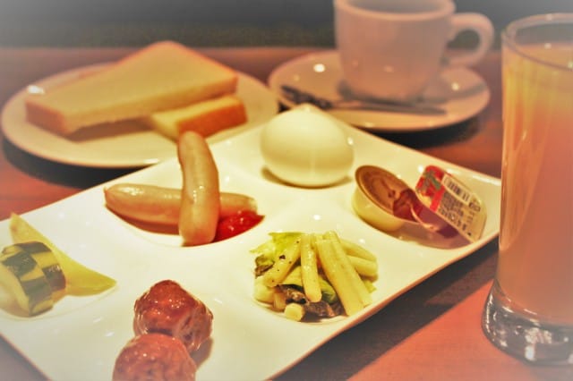 Examples of Western-style breakfast buffets