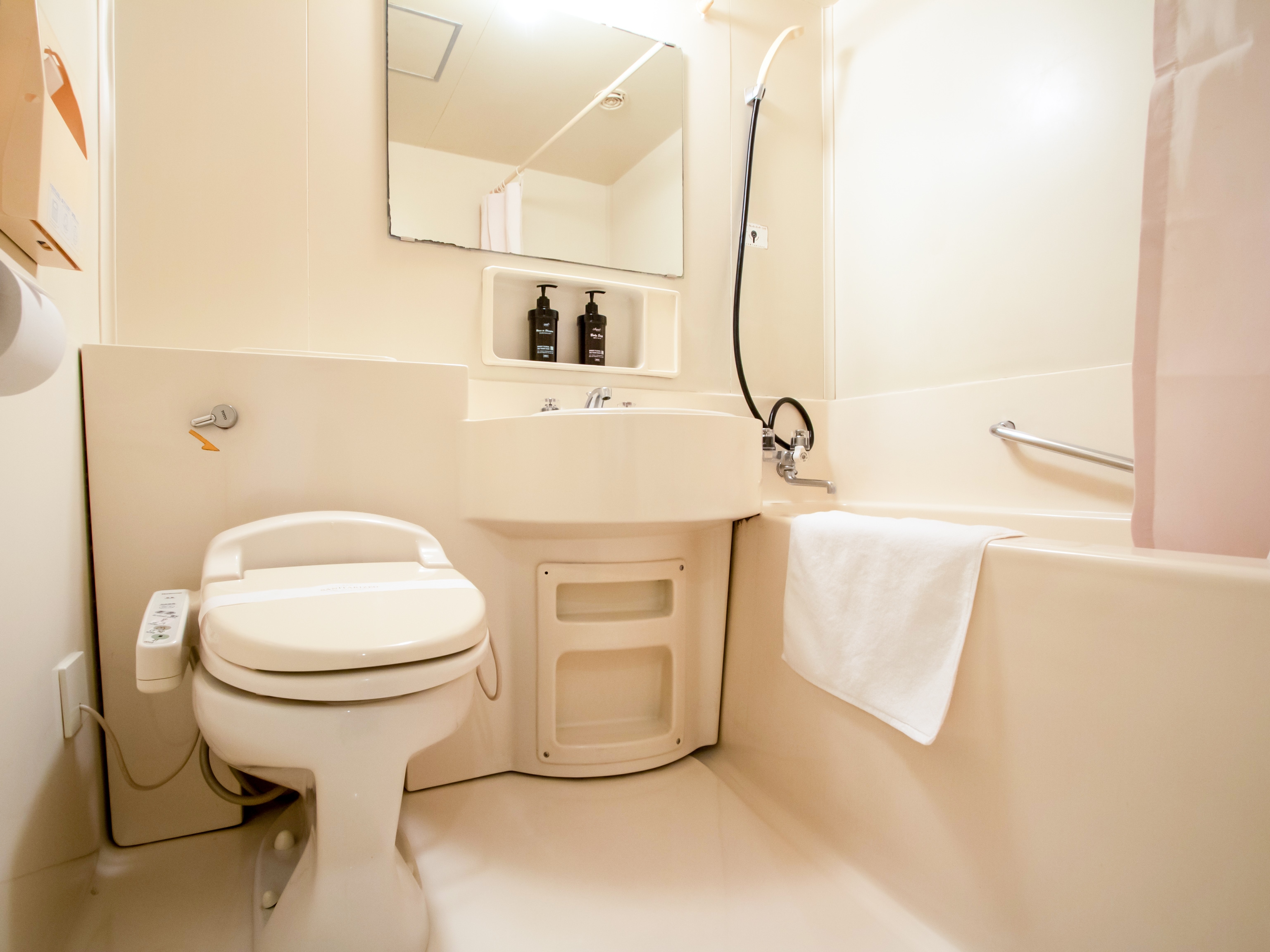 Kamar bergaya Jepang untuk empat orang, kamar mandi dan toilet