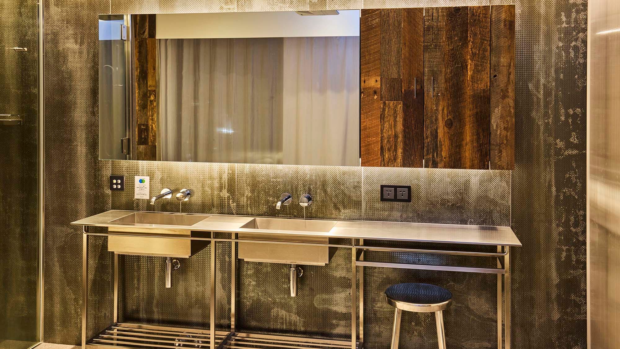 Phòng Atelier Suite | Phòng tắm có khu vực rửa mặt (có vòi sen trên cao), nhà vệ sinh riêng, bồn rửa riêng
