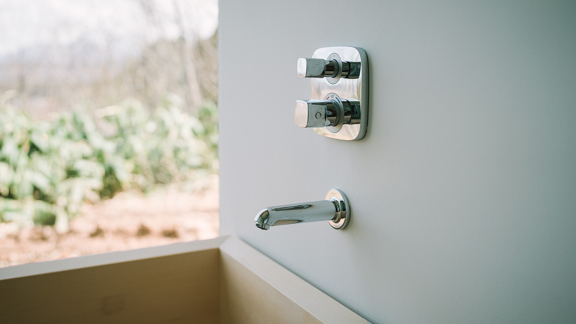・[Villa Twin 50m2] Phòng tắm mở có cửa sổ lớn. Bạn có thể tận hưởng suối nước nóng ở phòng tắm công cộng lớn bên cạnh.