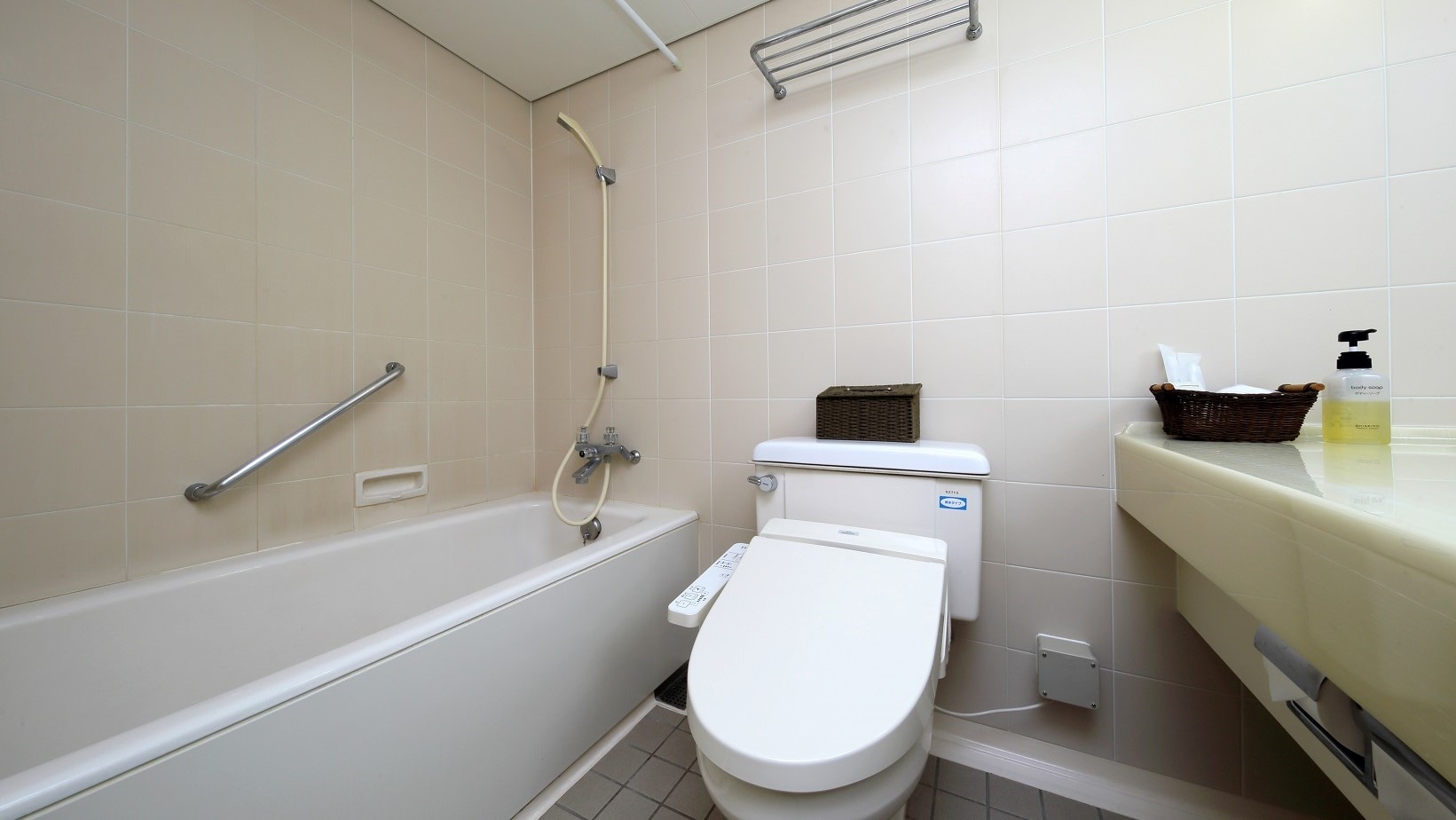 Kamar bergaya Barat (lantai 2 dan 3), toilet / kamar mandi bergaya Jepang-Barat