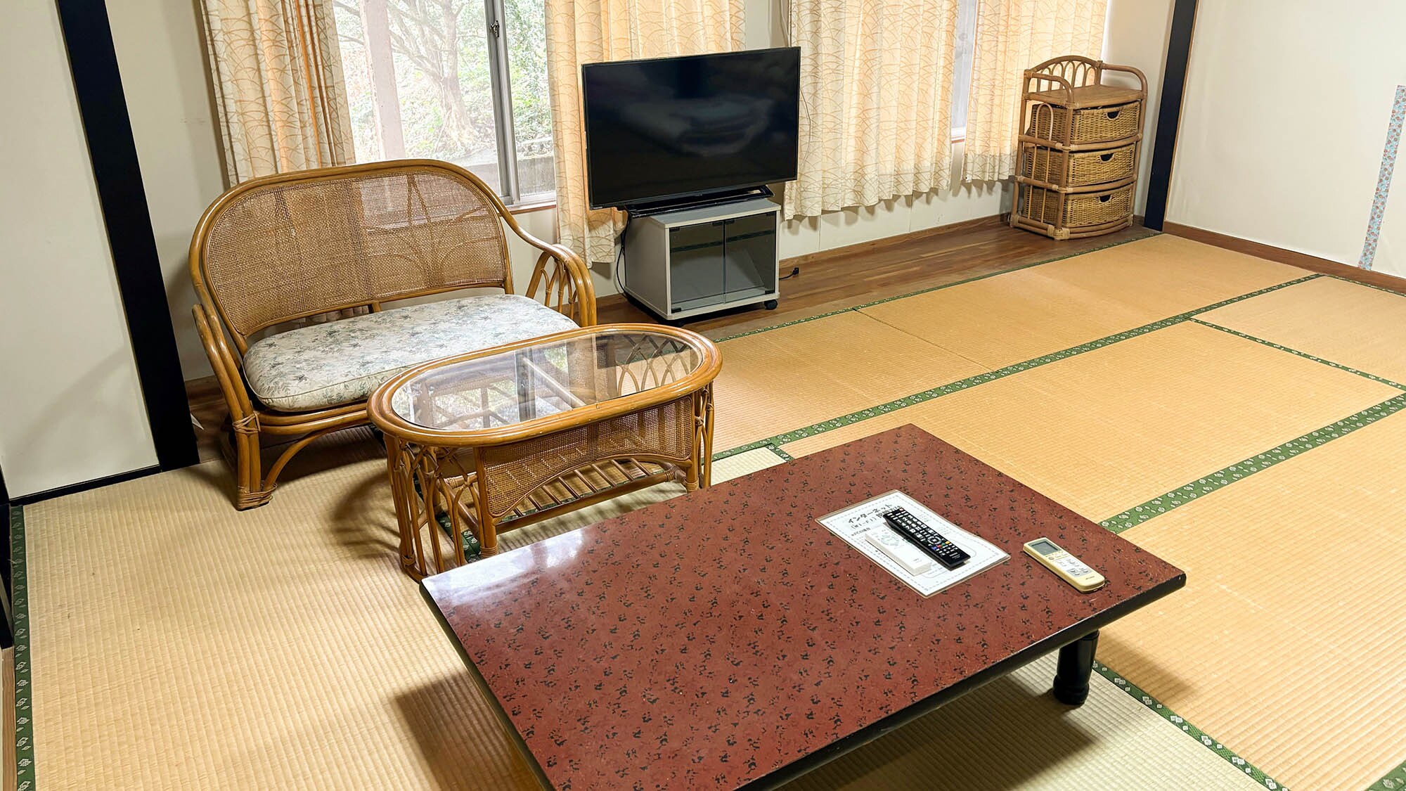 ・[Japanese-style room 12 tatami/105] A spacious 12 tatami room. Accommodates up to 6 people
