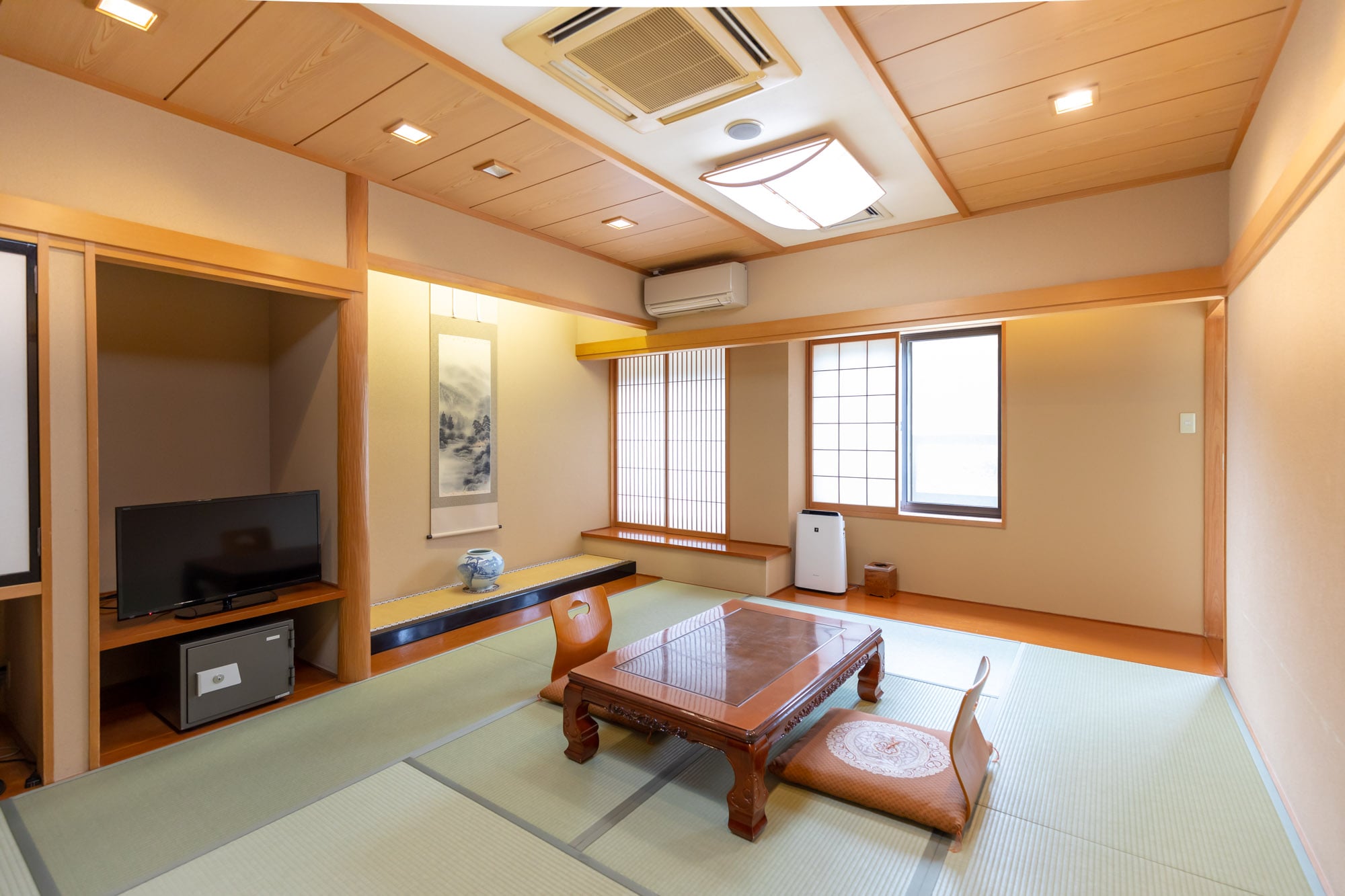 [River side] Japanese-style room with 10 tatami mats [bath and toilet included]