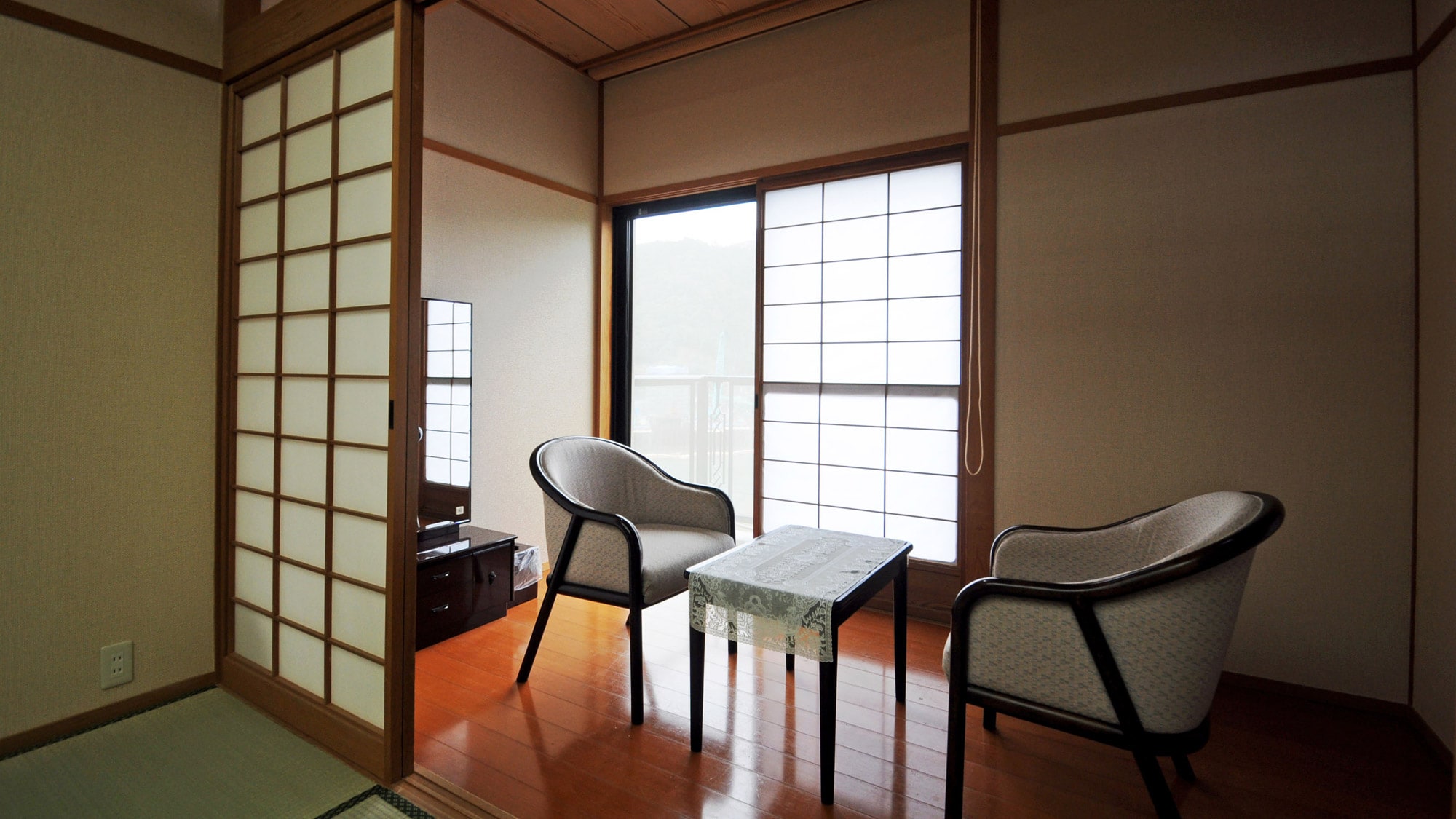[Guest room] Special 12 tatami mat Japanese-style room: spacious and relaxing, enjoy the lakeside view.