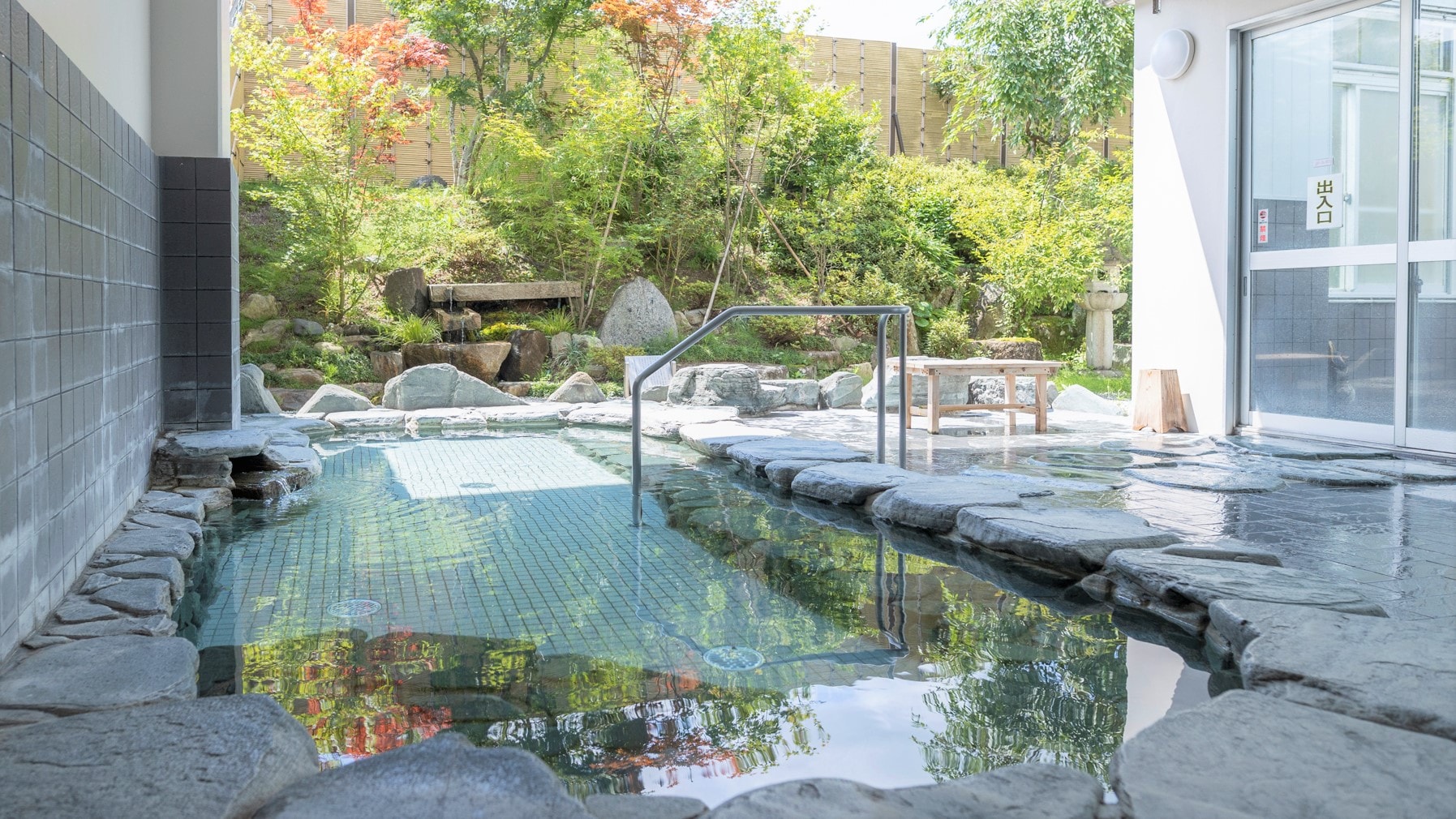 Japanese-style open-air bath (daytime)