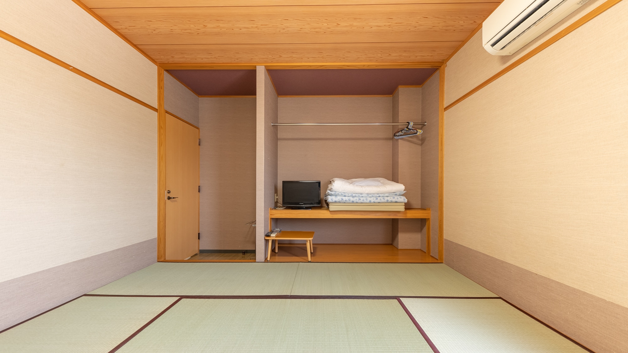 [Smoking] Japanese-style room for 1-3 people (shared bathroom and toilet)