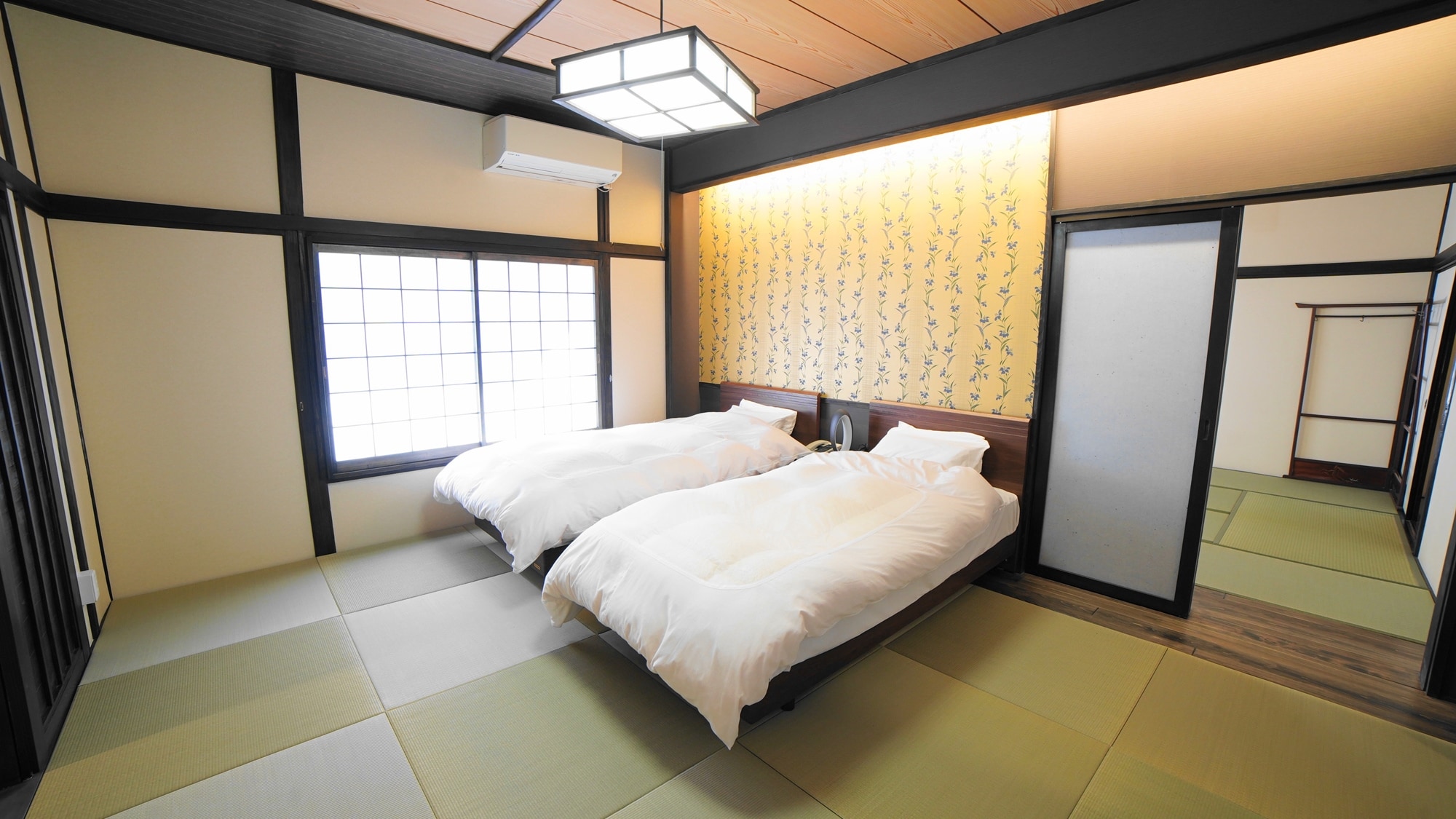 [Renewed in March 2023] Japanese-style room with 10 tatami mats + twin room with a Japanese-Western style room (with toilet)