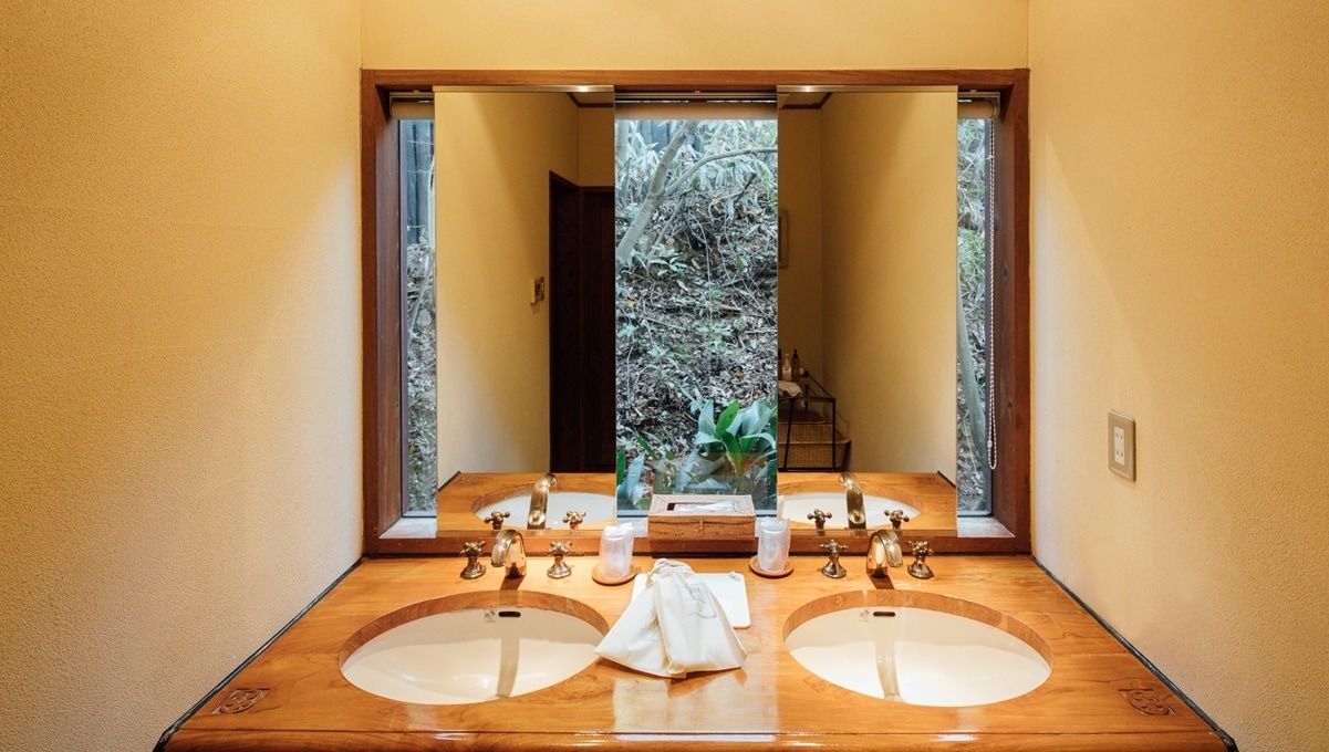 Superior room bathroom