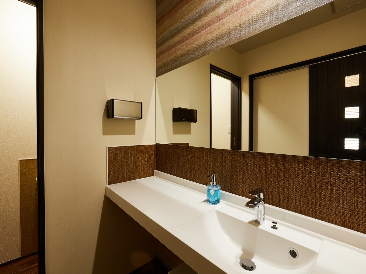 Japanese-style room 16 tatami mats 202