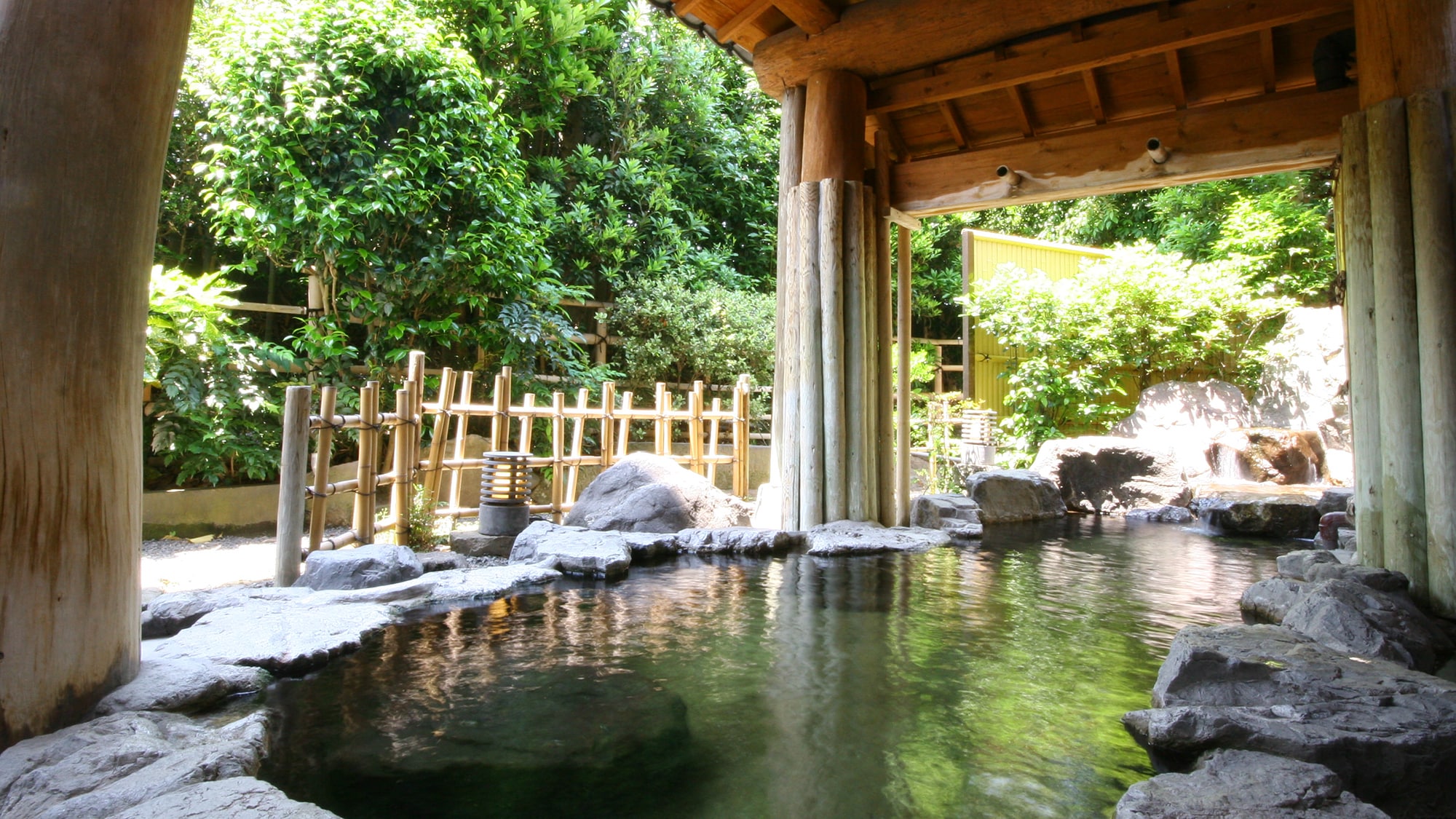  Large communal bath (open-air bath / male) & hellip; 100% free-flowing hot spring surrounded by greenery and rocks No heating <Guests free>