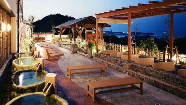 [Toretore no Yu: เดินทางโดยรถยนต์ประมาณ 5 นาที (มีบริการรถรับส่งตามตารางเวลา)] อ่างอาบน้ำหินอัญมณีและอ่างอาบน้ำกลางแจ้ง