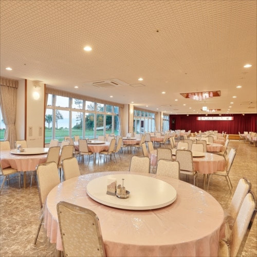 The dining venue overlooking the sea has a chandelier on the ceiling. A large restaurant that can accommodate 300 people.