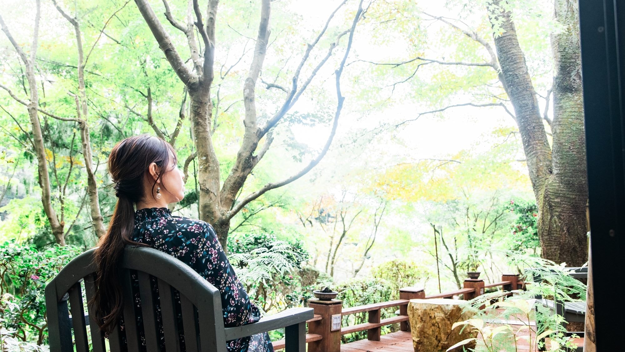 [Wood Deck Terrace] Listen to the rustling of the trees and the murmuring of the river. Relax and enjoy a peaceful time away from the hustle and bustle of everyday life.