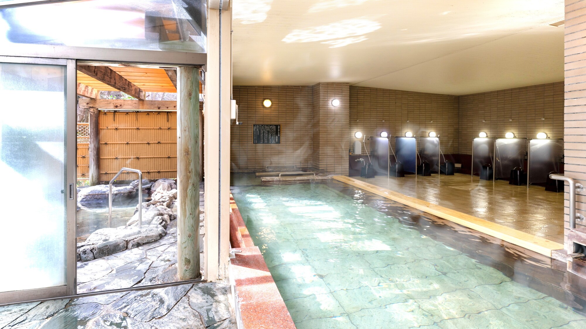 [Large public bath] Early morning hot springs can also be enjoyed in a different way