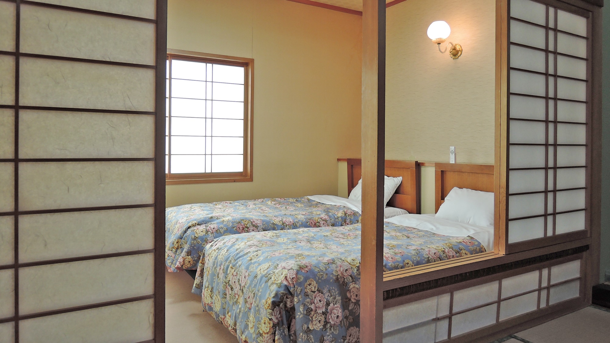 *Contoh kamar tamu (kamar bergaya Jepang-Barat)/Kamar merupakan kebijakan penginapan, tetapi semua kamar memiliki kamar mandi dan toilet pribadi.