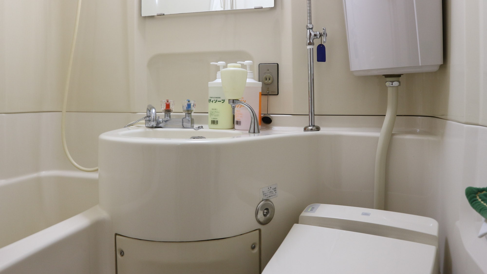 *[Contoh kamar tamu] Kamar mandi unit (dengan mesin cuci)