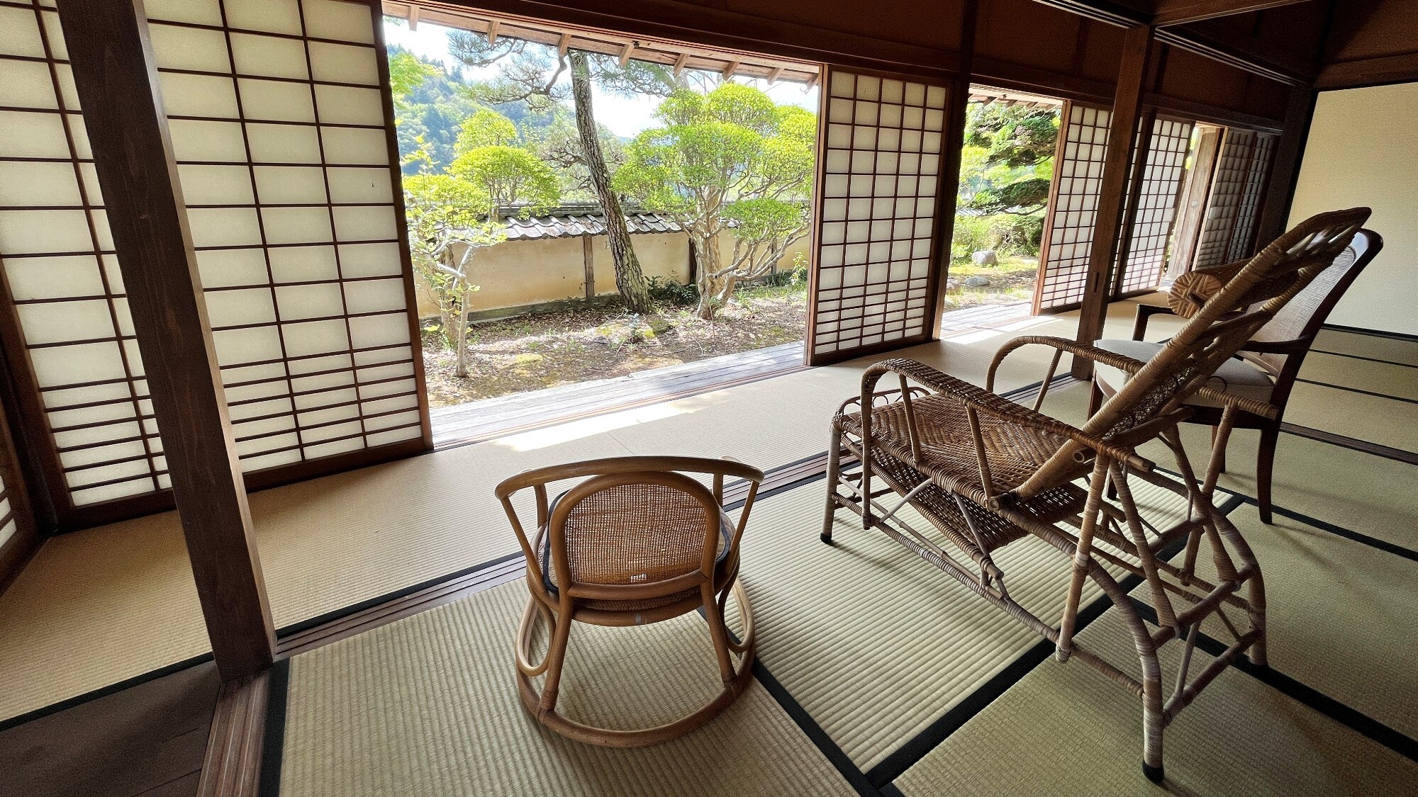 * [Main house - Free space] Please relax as you like while looking at the seasonal garden.